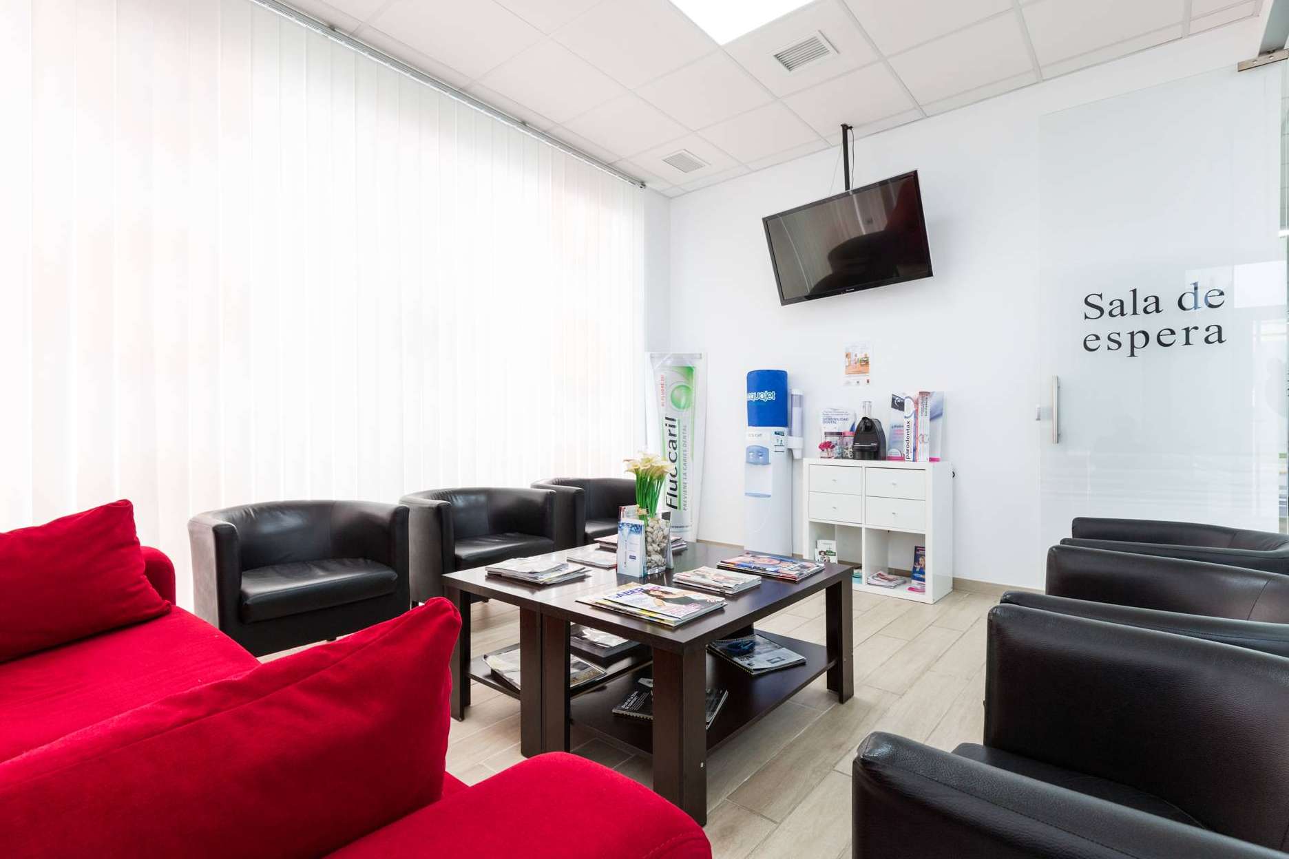 La clínica de dentista en Sevilla Dental Implantologie especializada en la realización de cirugías, implantes y periodoncia