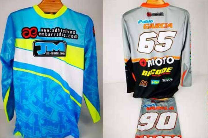 ADHESIVOSEMBARRADOS ofrece camisetas de motocross completamente personalizadas