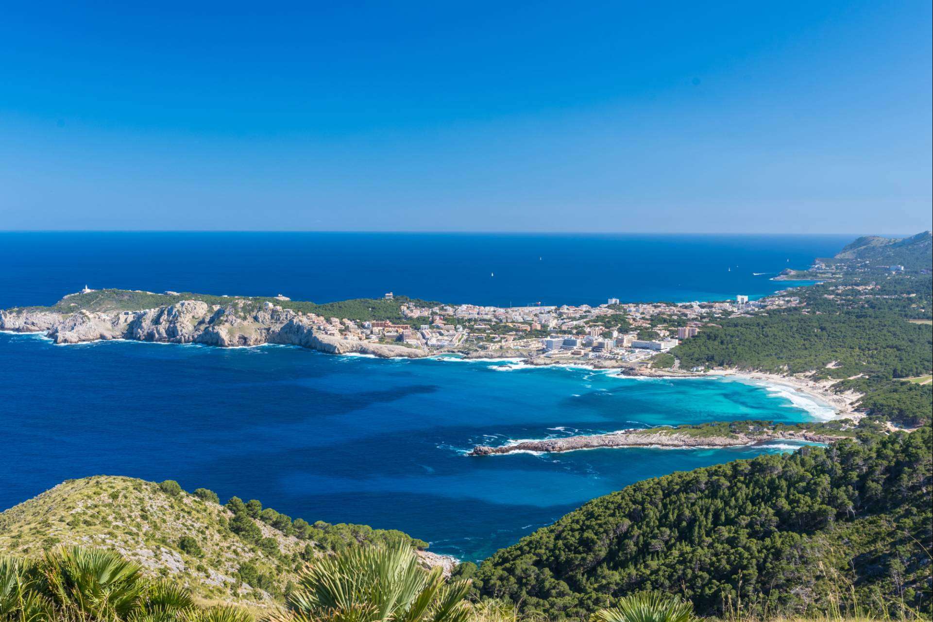 Todo lo que ofrece Cala Ratjada, un paraíso de sol, mar y diversión en Mallorca