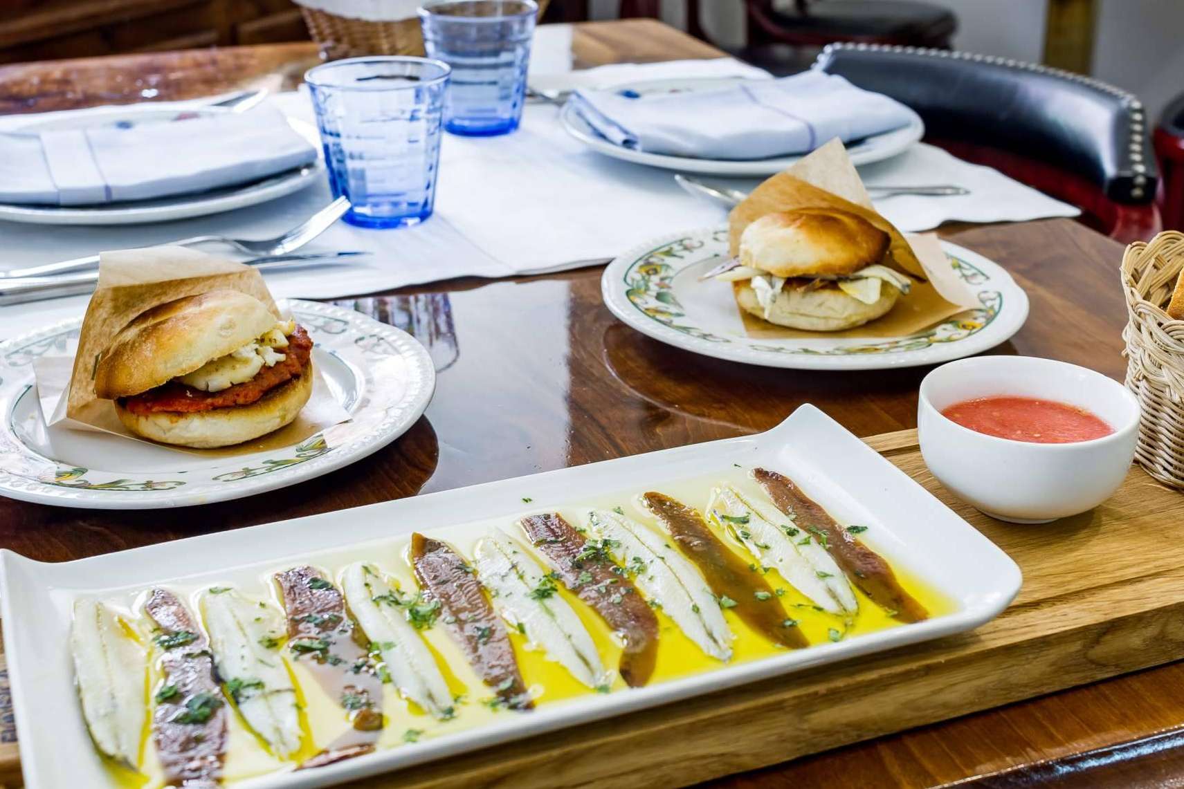 Un restaurante en Madrid especializado en tapas y raciones, famoso por sus deliciosos torreznos, bacalao y guisos caseros, Tasca La Farmacia