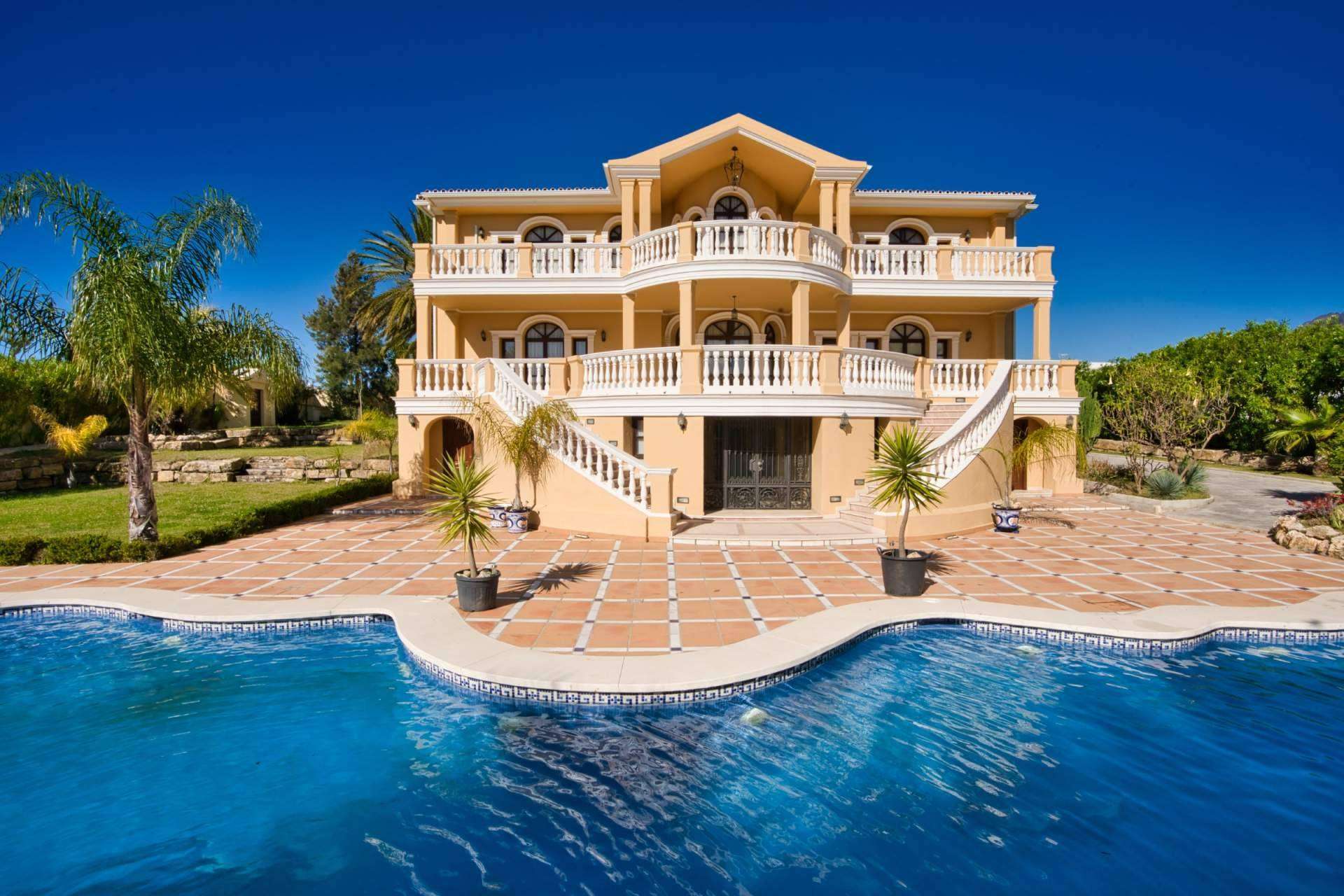 Villa Rosi es una villa clásica y de lujo bañada por el sol de Marbella de Zeuthen & Company