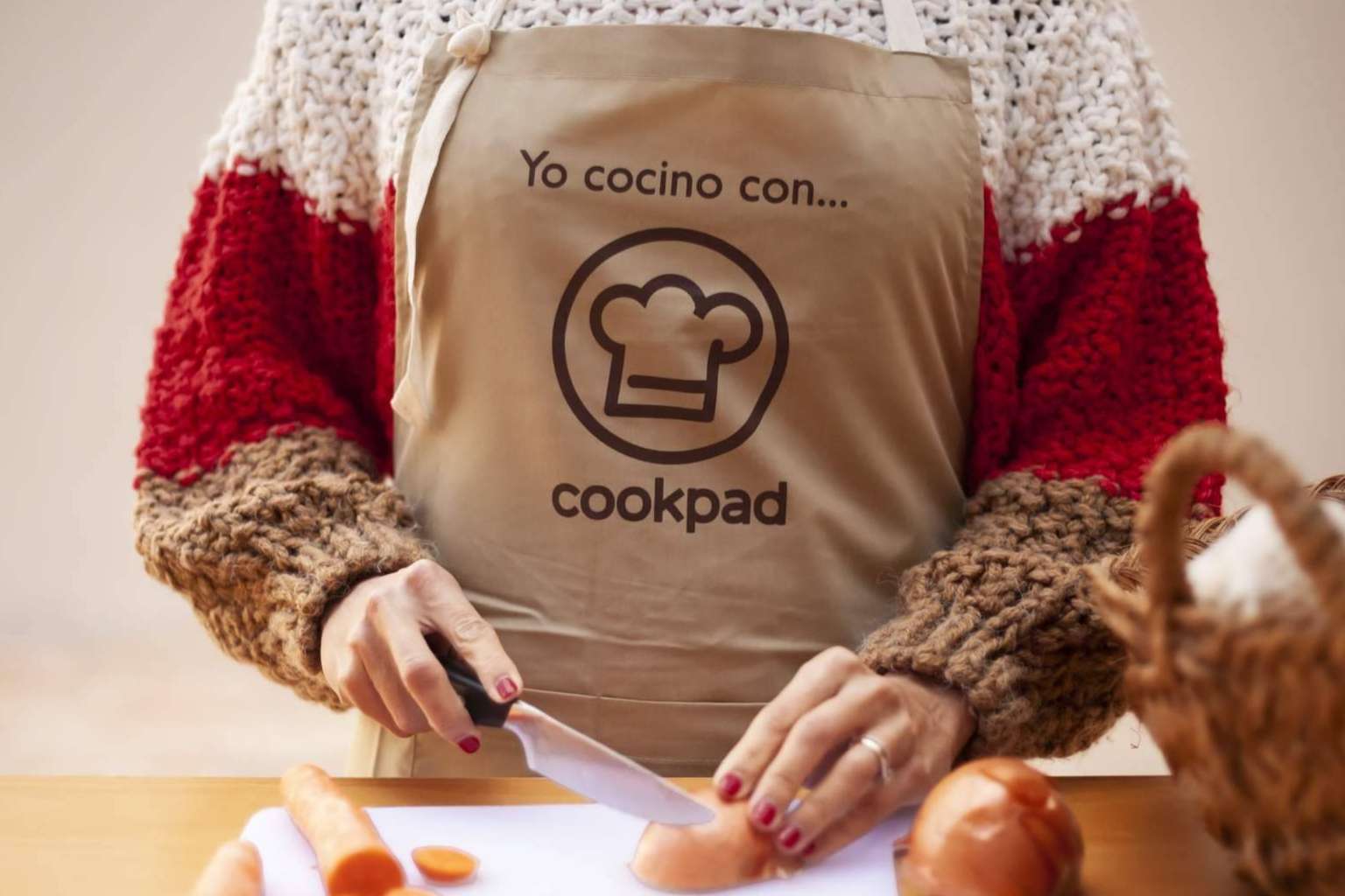 Socializar, reír, abrazar, comer… pero también cocinar, las claves para aumentar la felicidad a diario