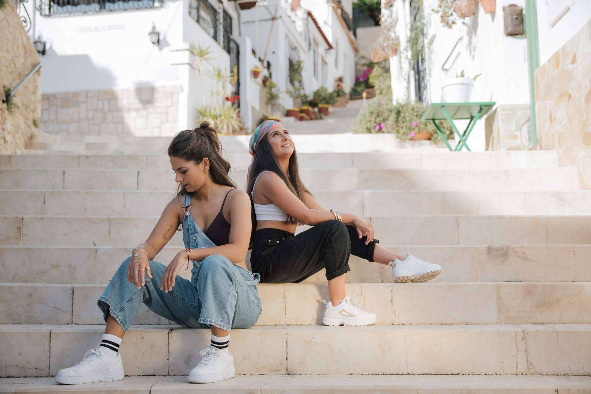 DOYA, las 2 hermanas hispano-francesas que triunfan en Francia, presentan su single 'No anda sola'