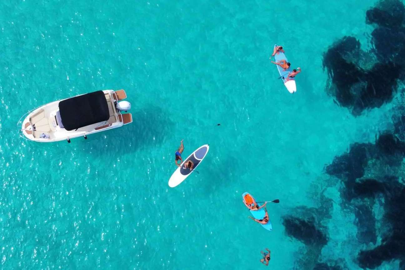 Menorca en barco de la mano de Nautic Charter, experiencia terapéutica