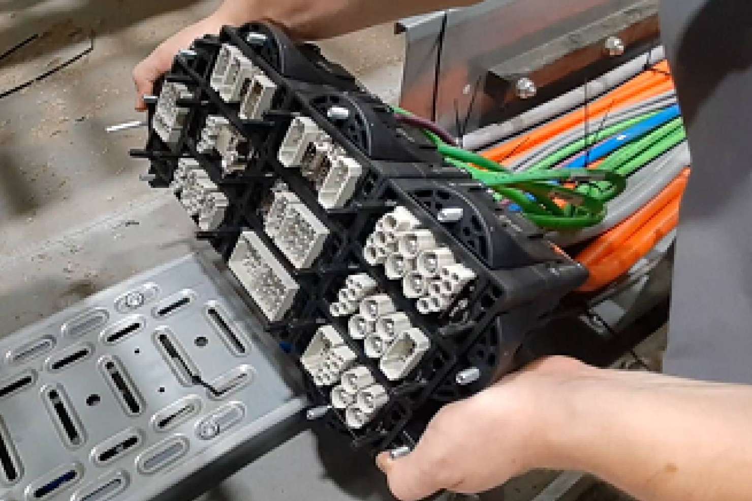 igus permite reducir los tiempos de inactividad en fábricas con su conector Module Connect