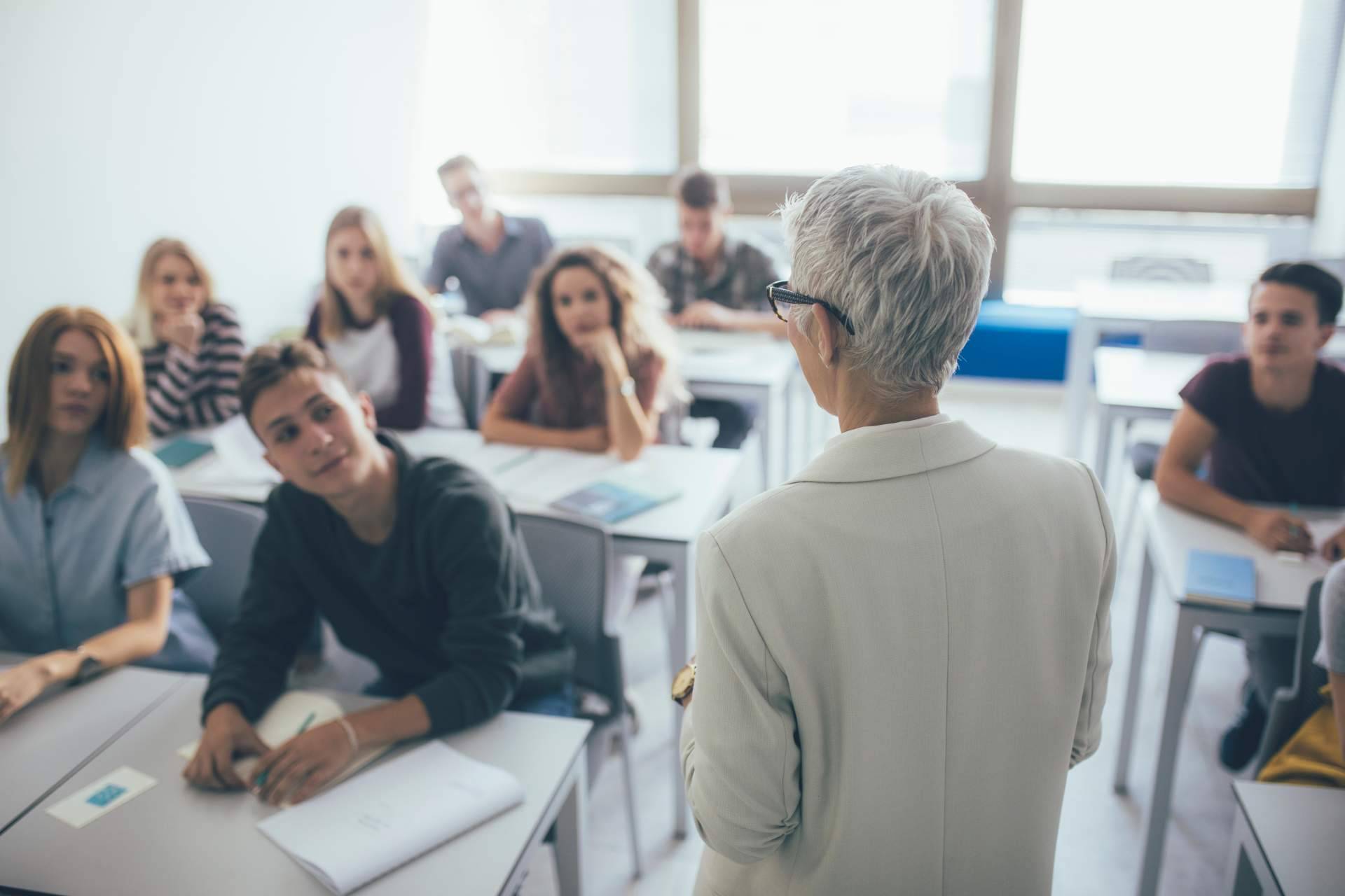 Conocer los criterios para el control horario y registro en los centros educativos