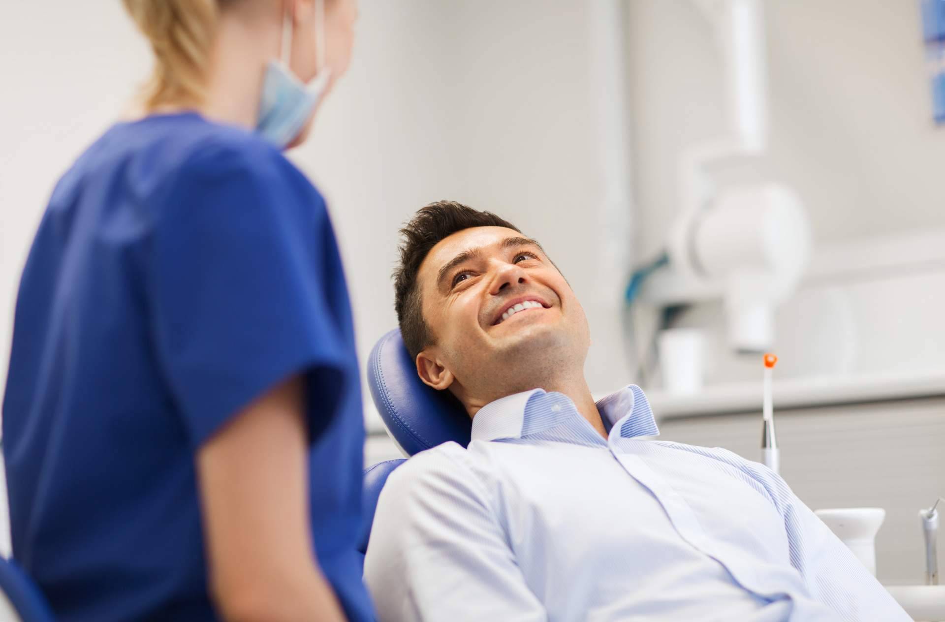 Lucir una sonrisa deslumbrante es posible este verano con la clínica dental Agudo Rosa