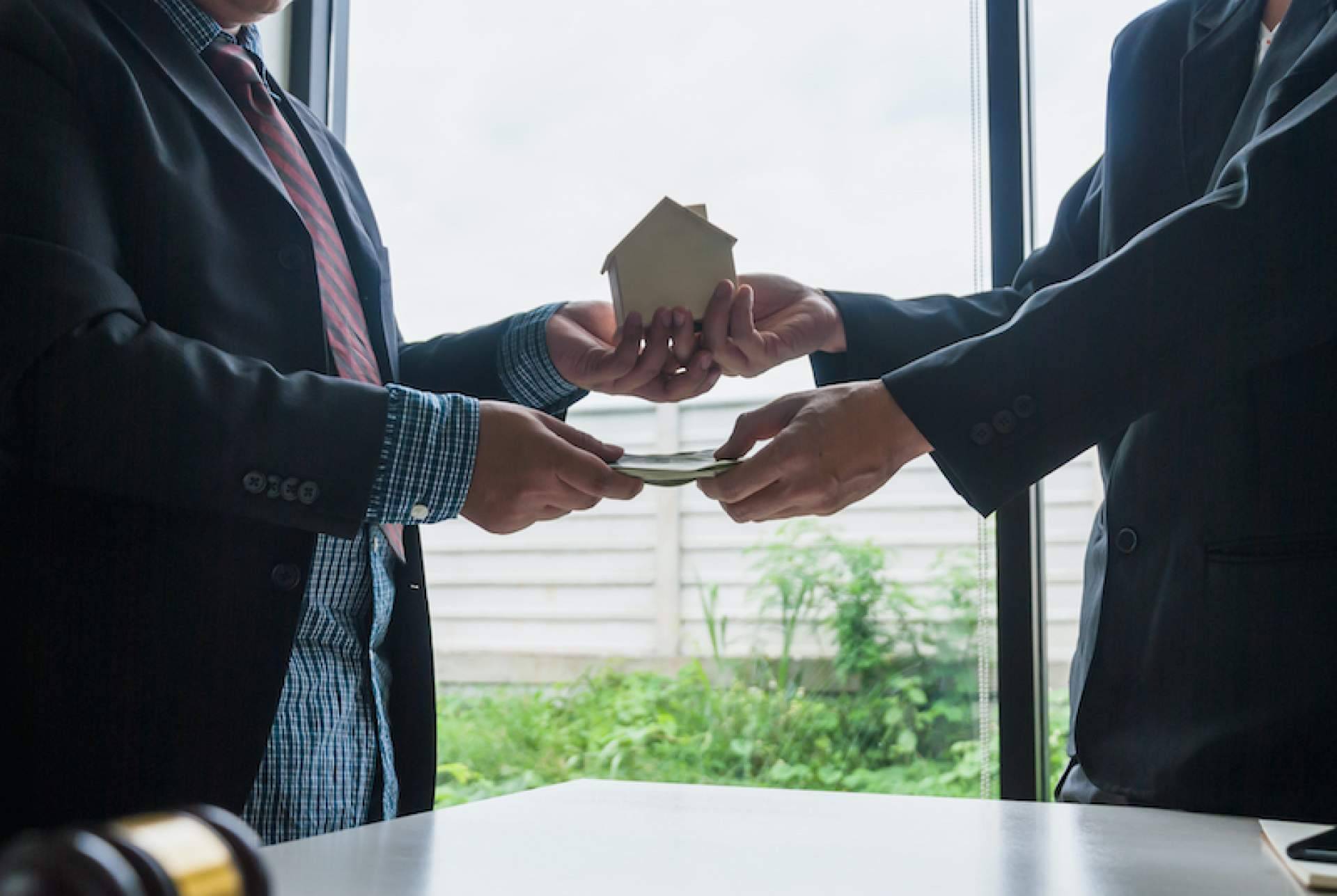Fondos de inversión vs. inversiones inmobiliarias, ¿cuál es mejor para el cliente?