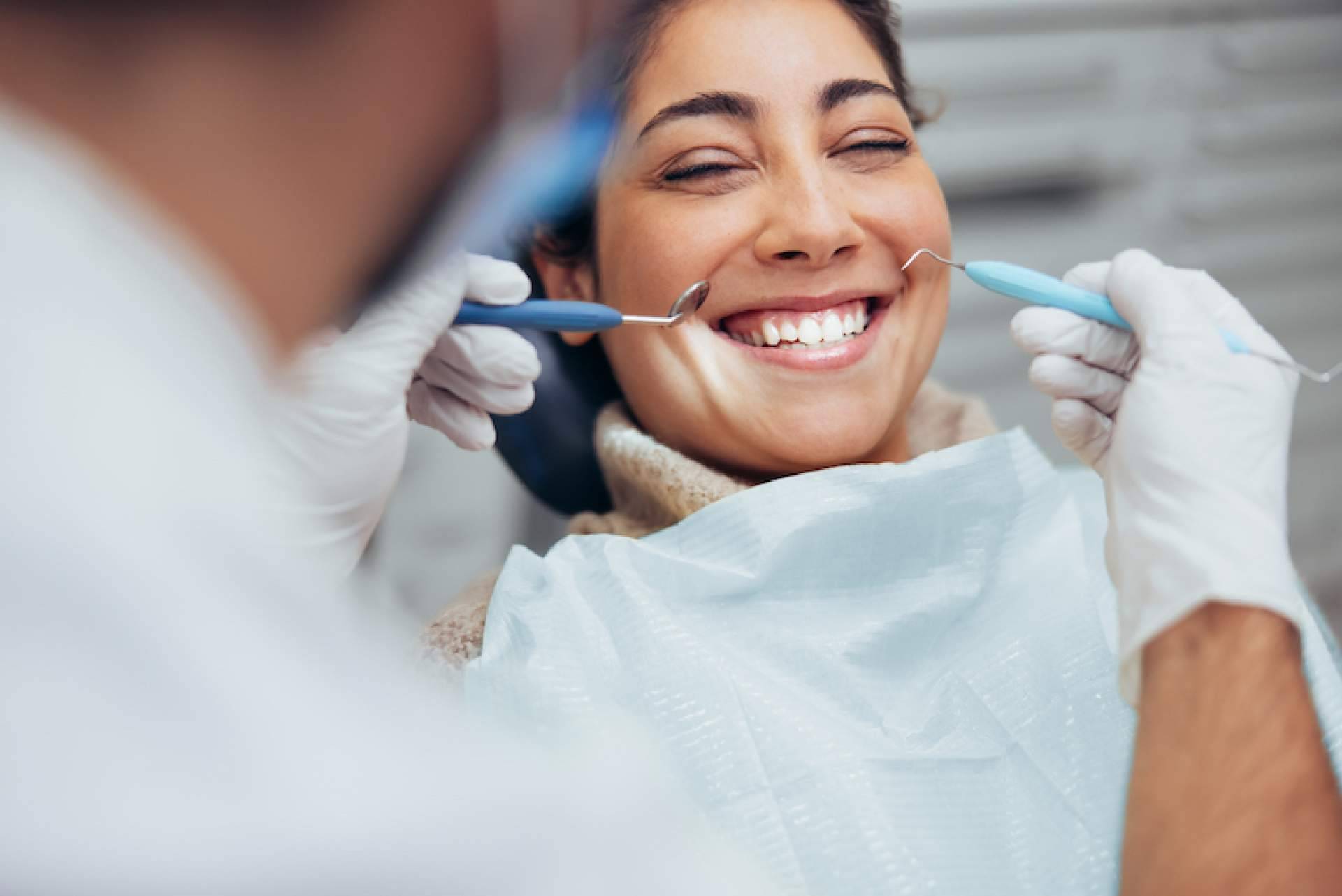 Con clínicas como DeltaDent es posible acudir al dentista por urgencia dental en agosto