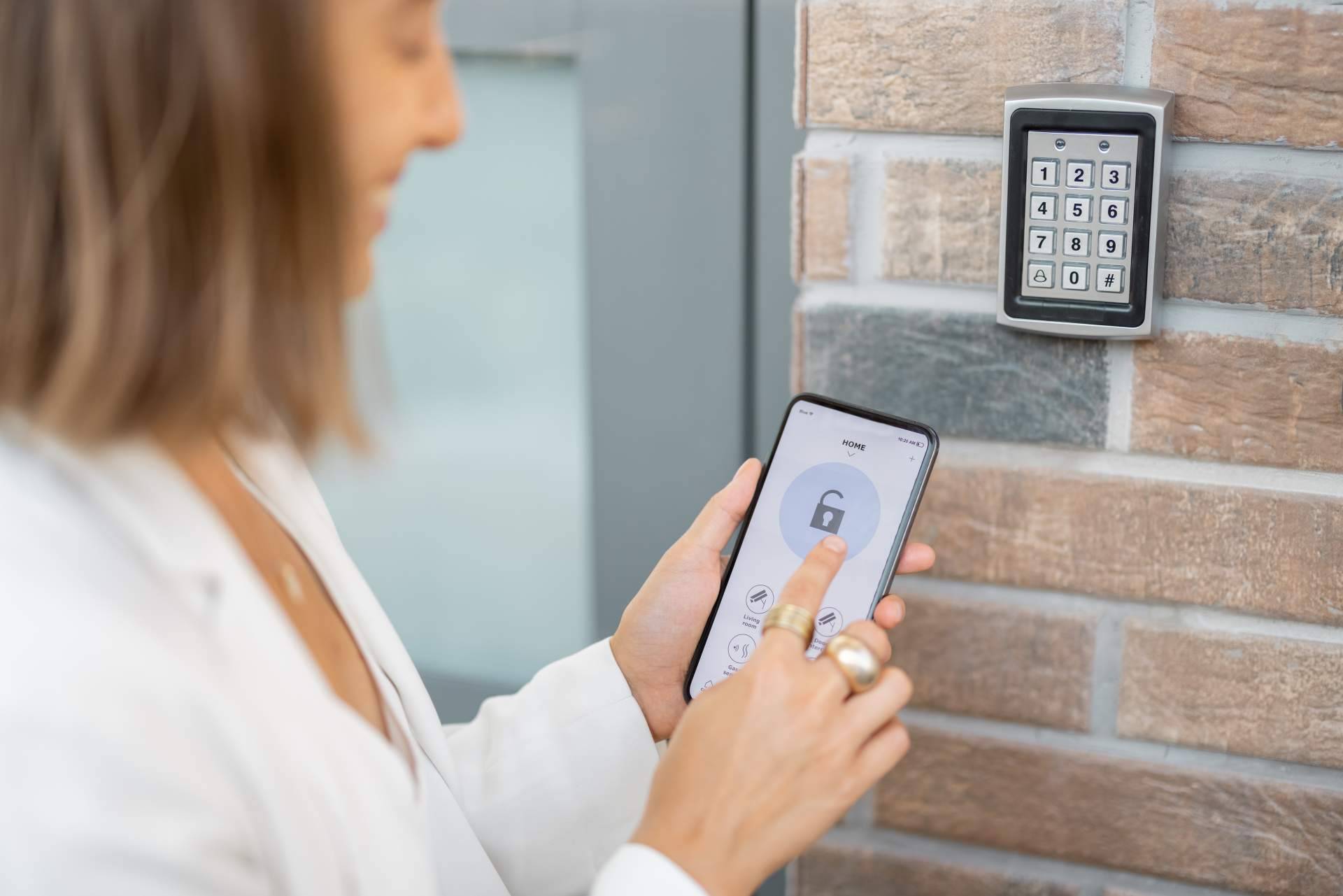 Abrir la puerta con el móvil de manera automática con Raixer
