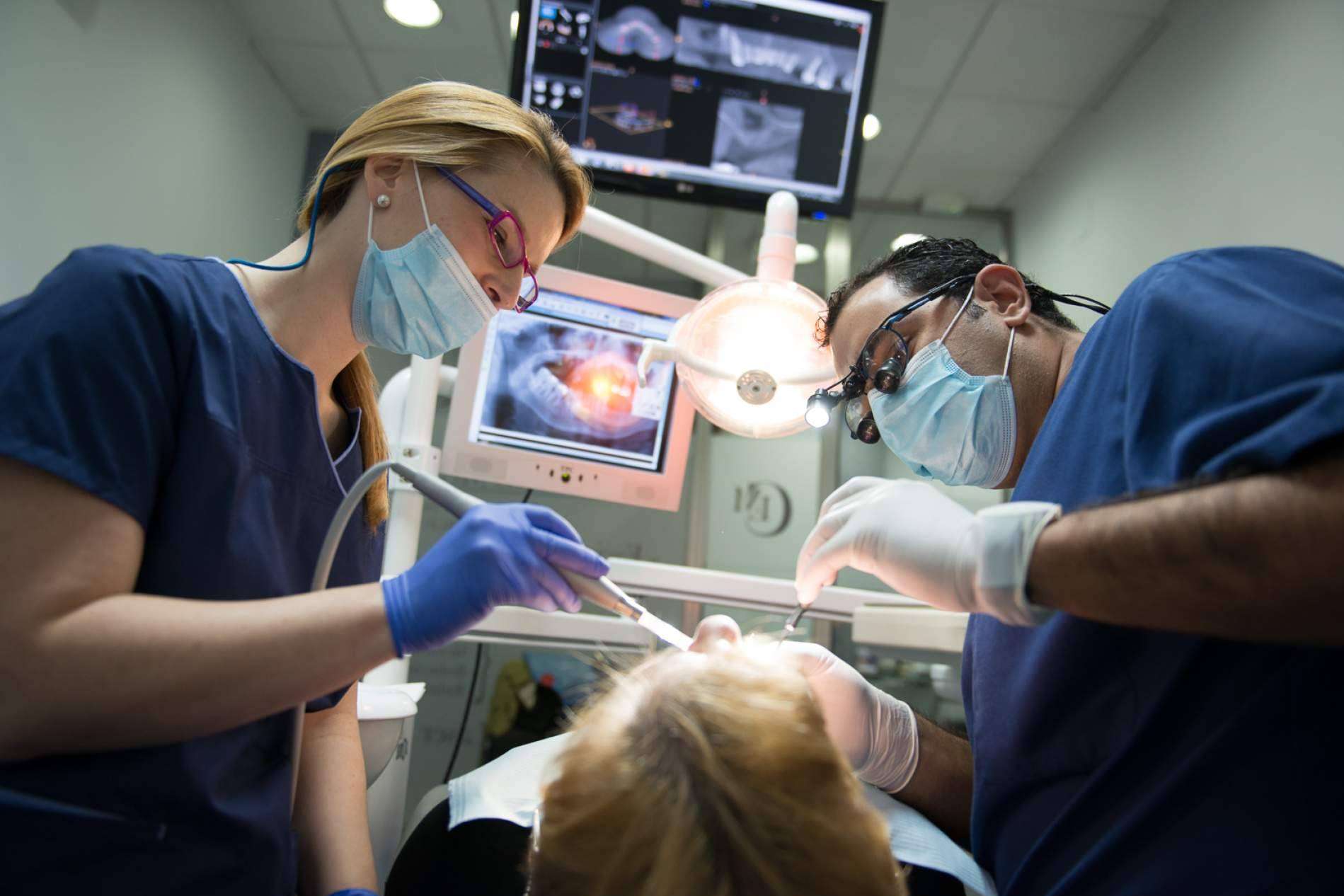 Las características principales de la cirugía con implantes dentales, de la mano de Dental Implantologie