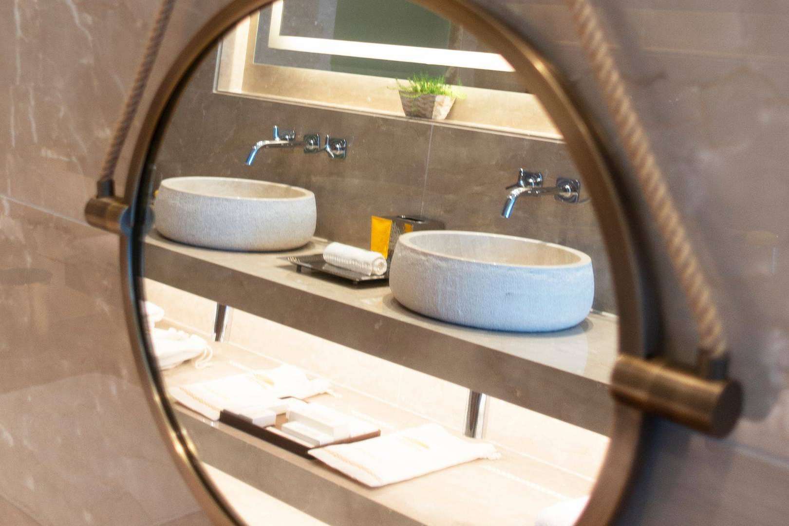 La tendencia en diseño de baños que no se puede ignorar, lavabos suspendidos de Tot Mampara