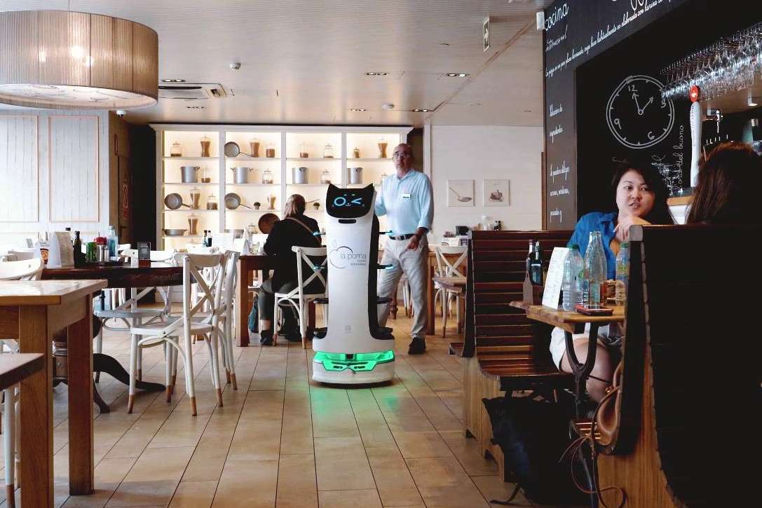 Rentabilidad y eficiencia con el robot camarero para restaurantes