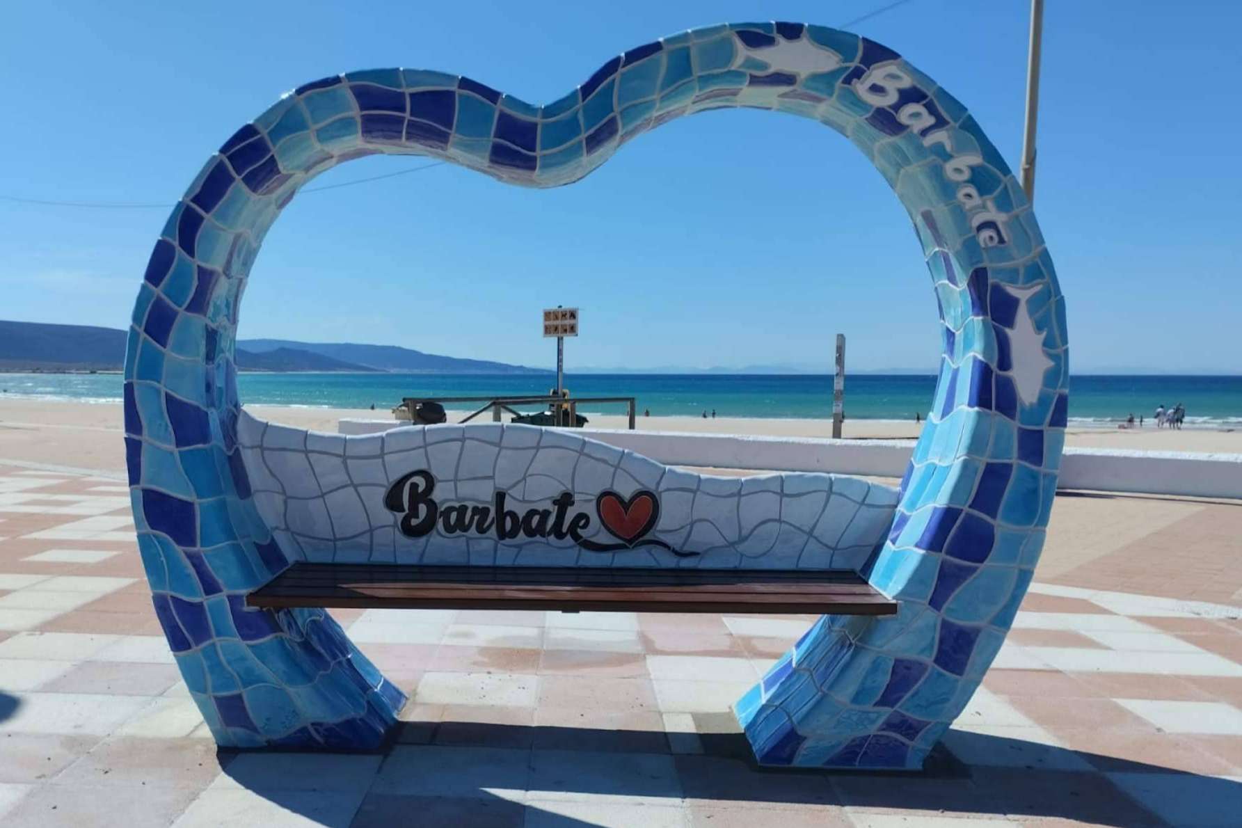 MobuArteX llega a las playas de Barbate, con sus bancos temáticos modelo Corazón