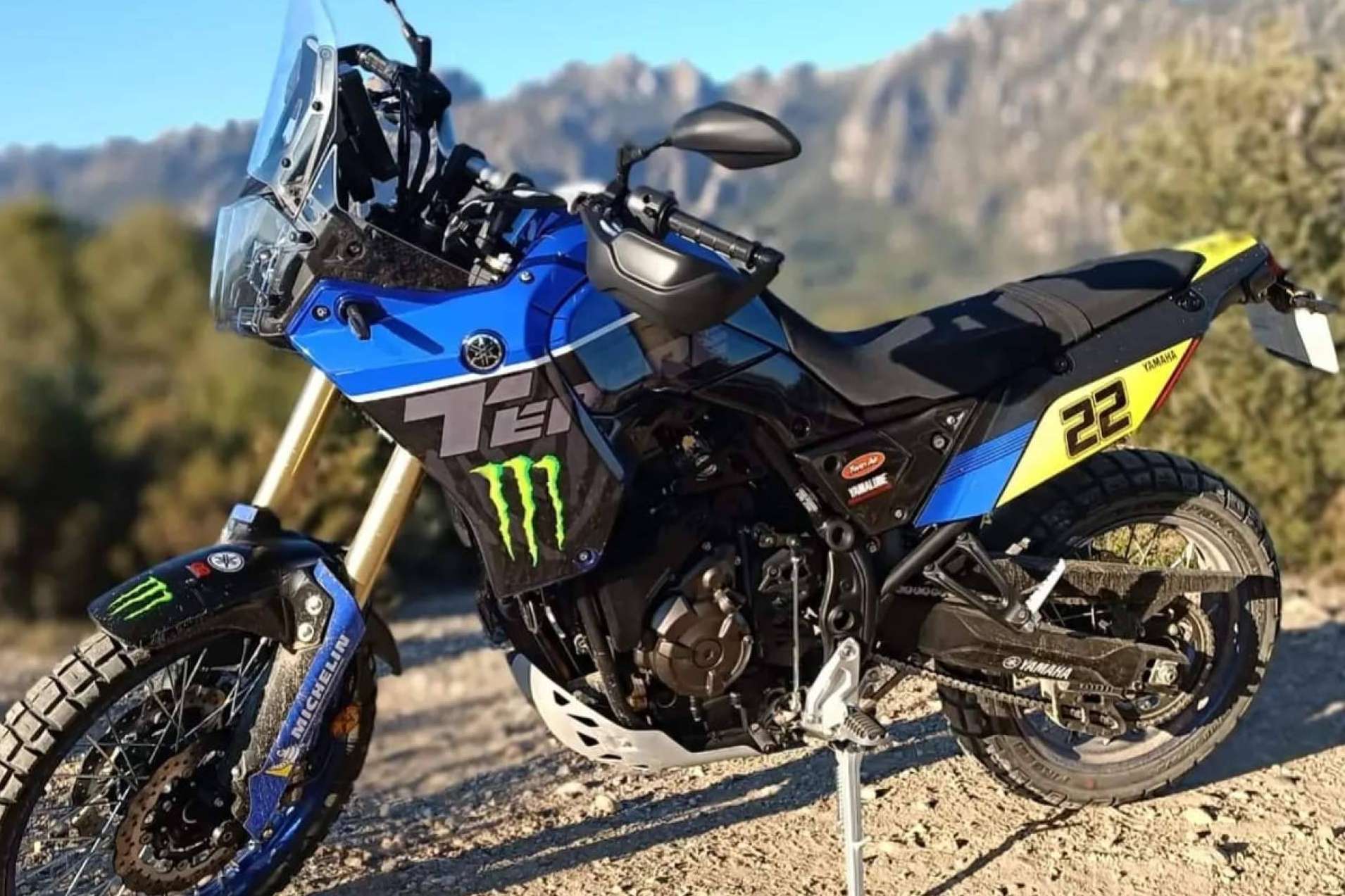 Las pegatinas de ADHESIVOSEMBARRADOS potencian la estética y protegen la moto