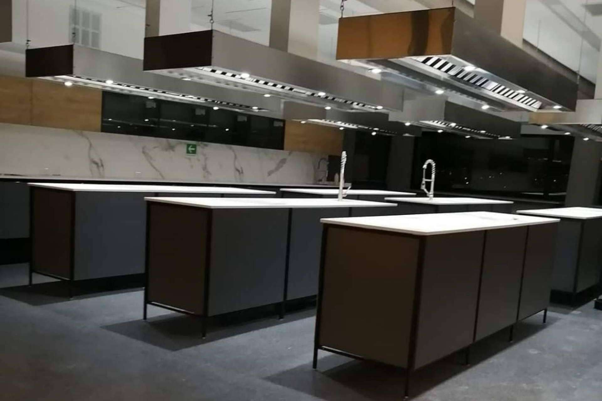 Campanas industriales para ventilación eficiente en gastronomía con Grupo Industrial