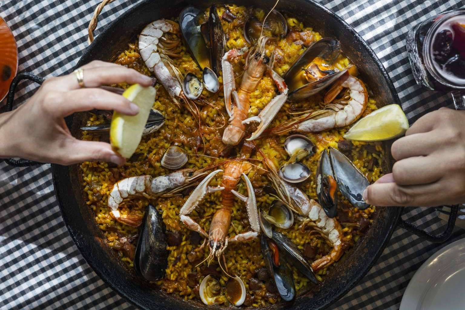 Probar los platos de un restaurante tradicional español en Pasa Tapas, en la Barceloneta