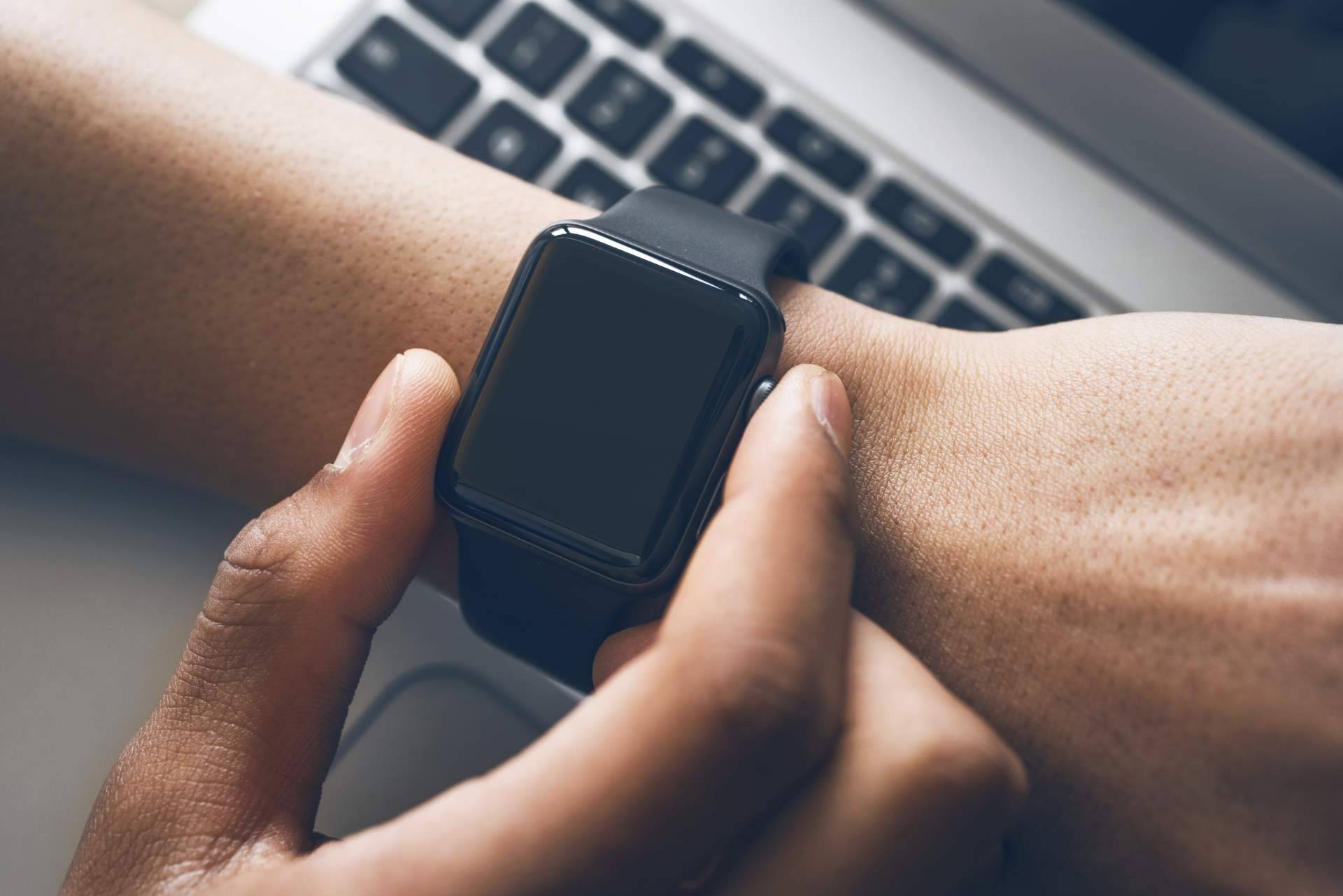 Cualquier marca puede personalizar un smartwatch de la mano de Ainos Publicidad