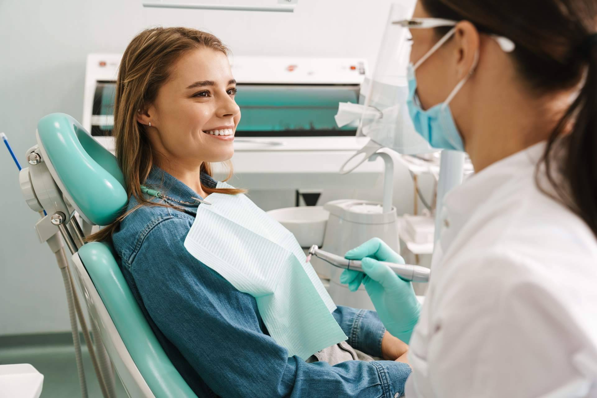 ¿Dónde encontrar especialistas en carillas dentales sin tallado para una sonrisa radiante y natural? Carlos Saiz Smile