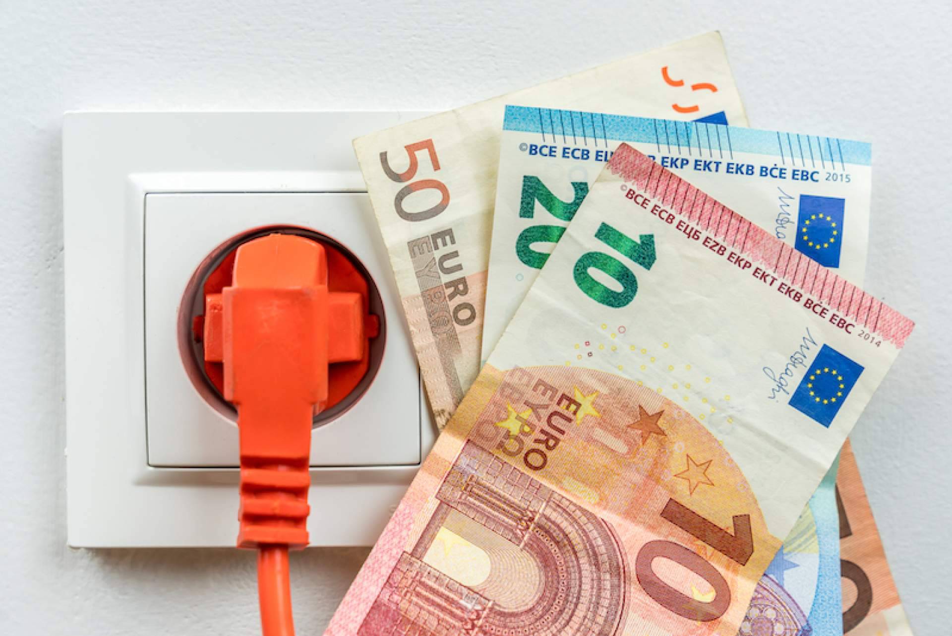 Conocer el precio luz a todas horas, gracias al sistema automatizado que informa sobre ello en Twitter
