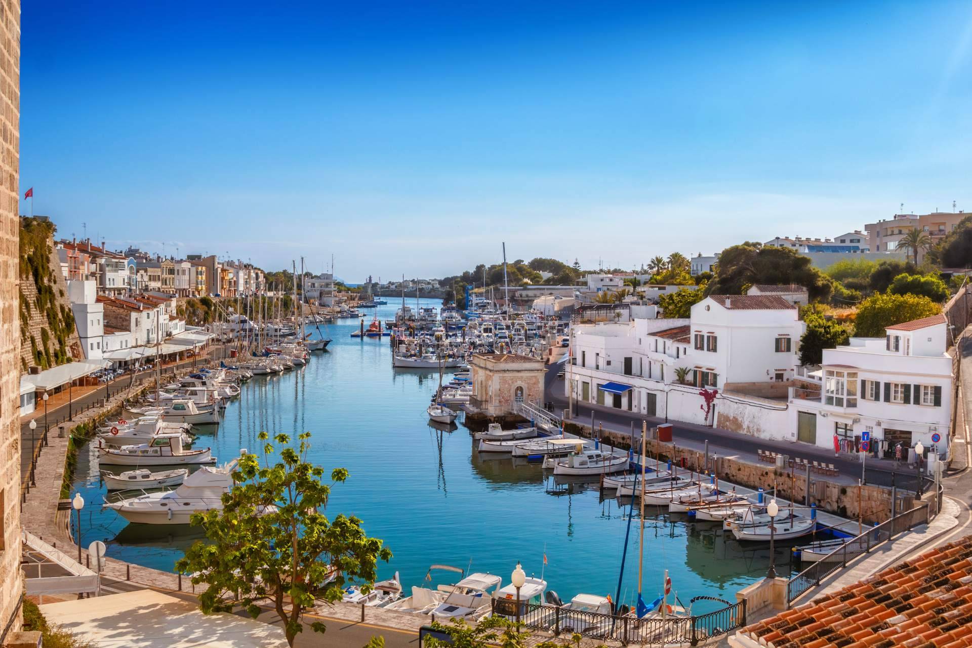 En Primera Línea y su amplio catálogo de apartamentos disponibles para su venta en Menorca