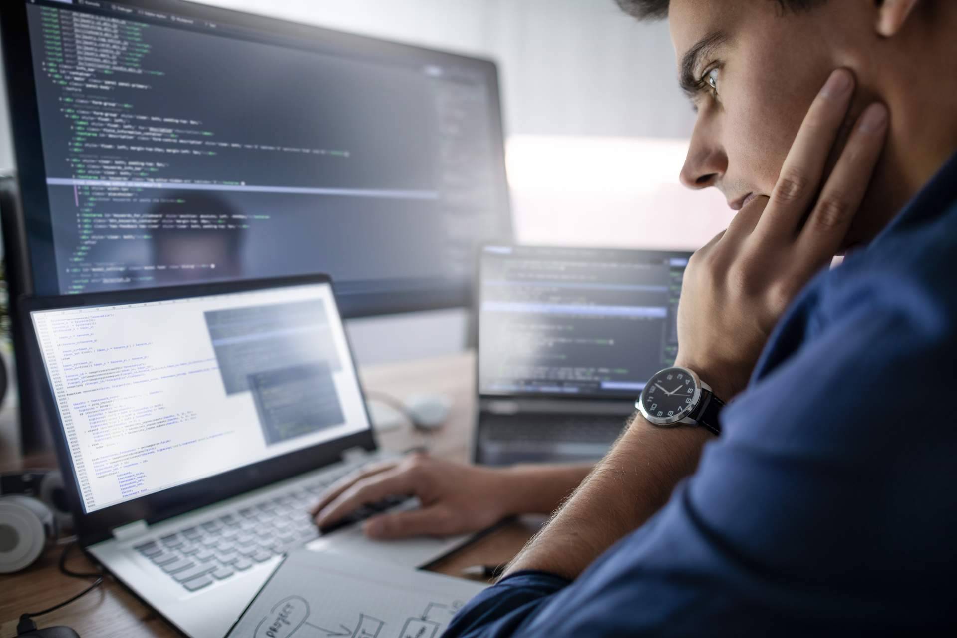 ¿Cuáles son las principales diferencias entre desarrollo a medida y CMS?