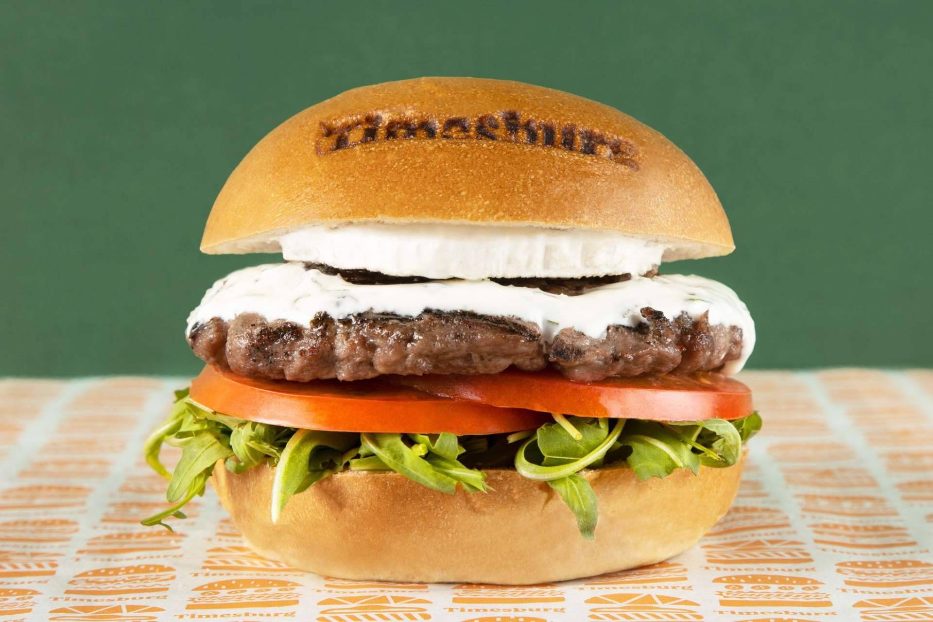 Timesburg presenta La Fresh Cabra, la hamburguesa del mes perfecta para el verano