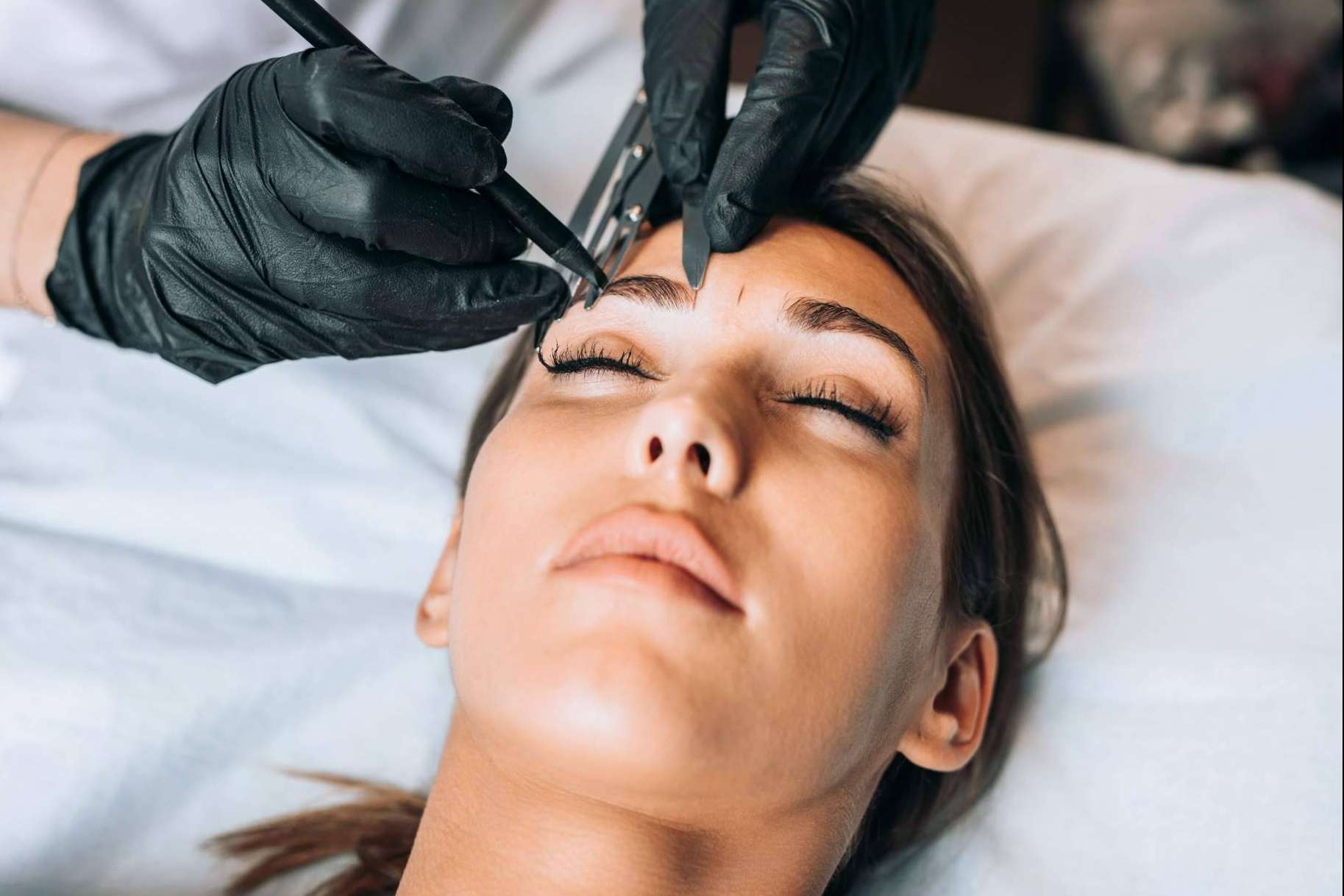 Microblading de cejas, técnica de maquillaje permanente para unas cejas pelo a pelo en Alicante