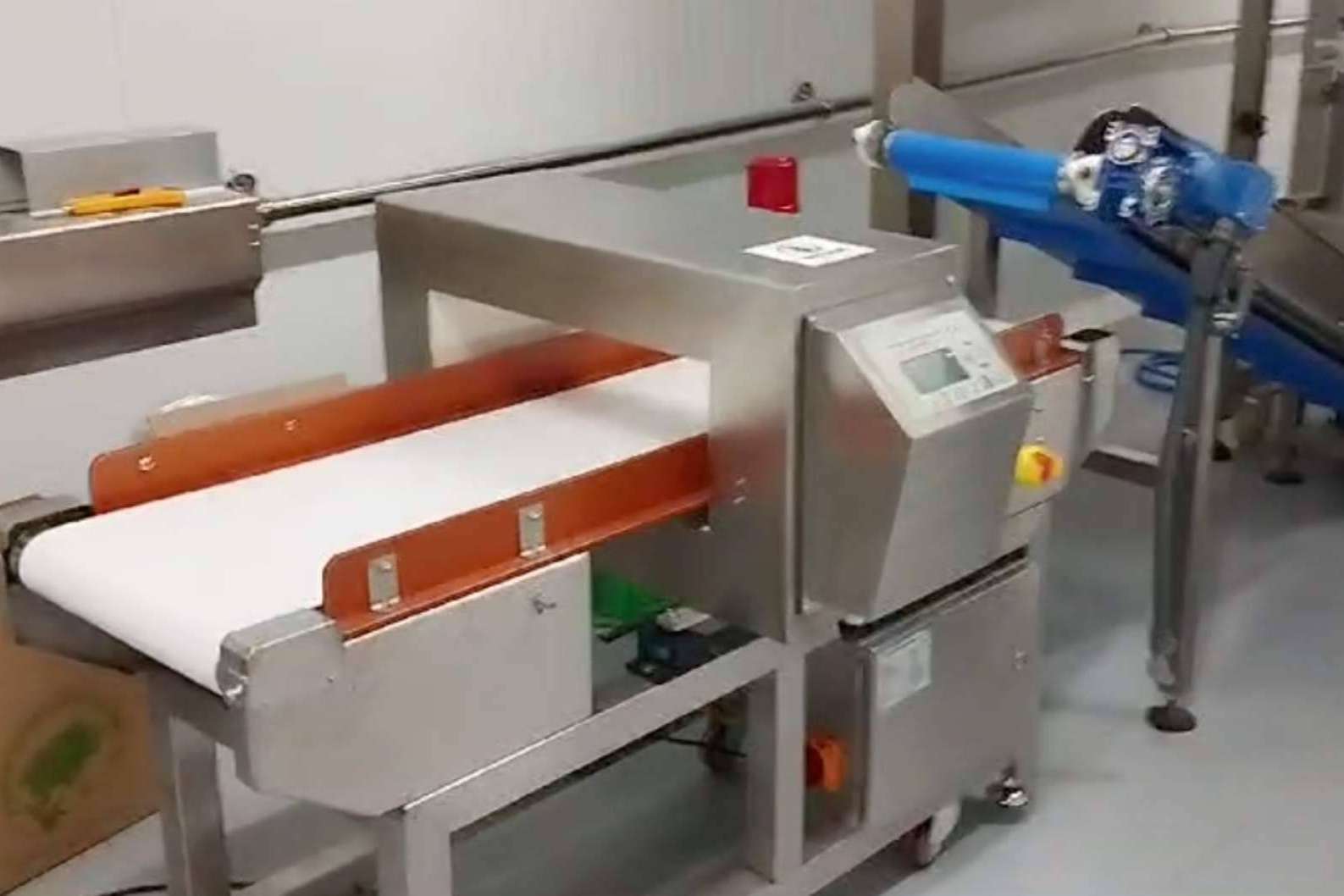 ¿Dónde encontrar una máquina detectora de metales para alimentos? Suministro e instalación de la mano de Abadecom