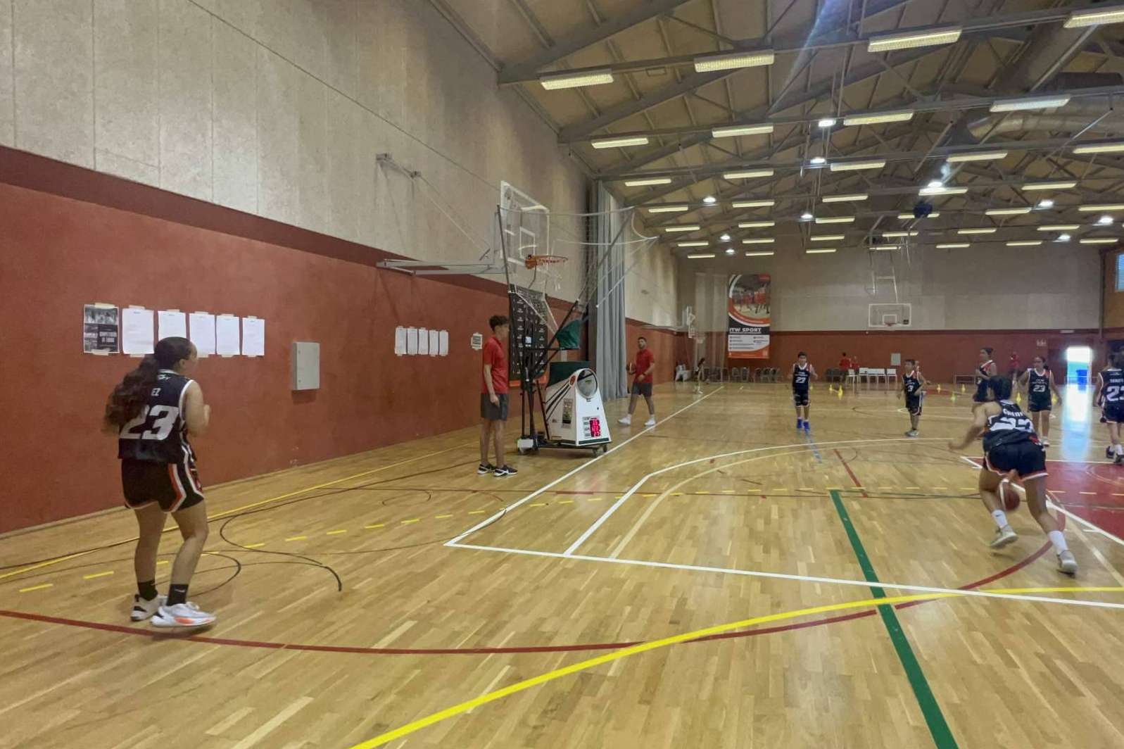 Programa de entrenamiento con máquinas de tiro de baloncesto, con ITW Sport