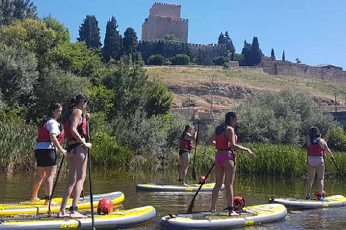 Especialista en paddle surf en Salamanca, con Turismo Activa