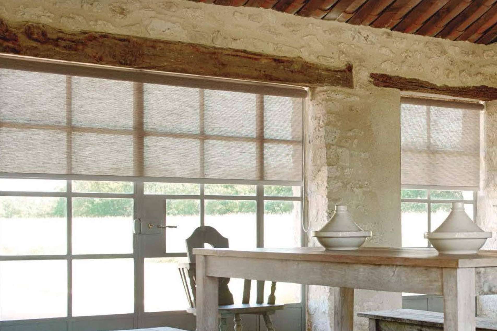 Estores enrollables de control solar; elegancia funcional para un hogar confortable