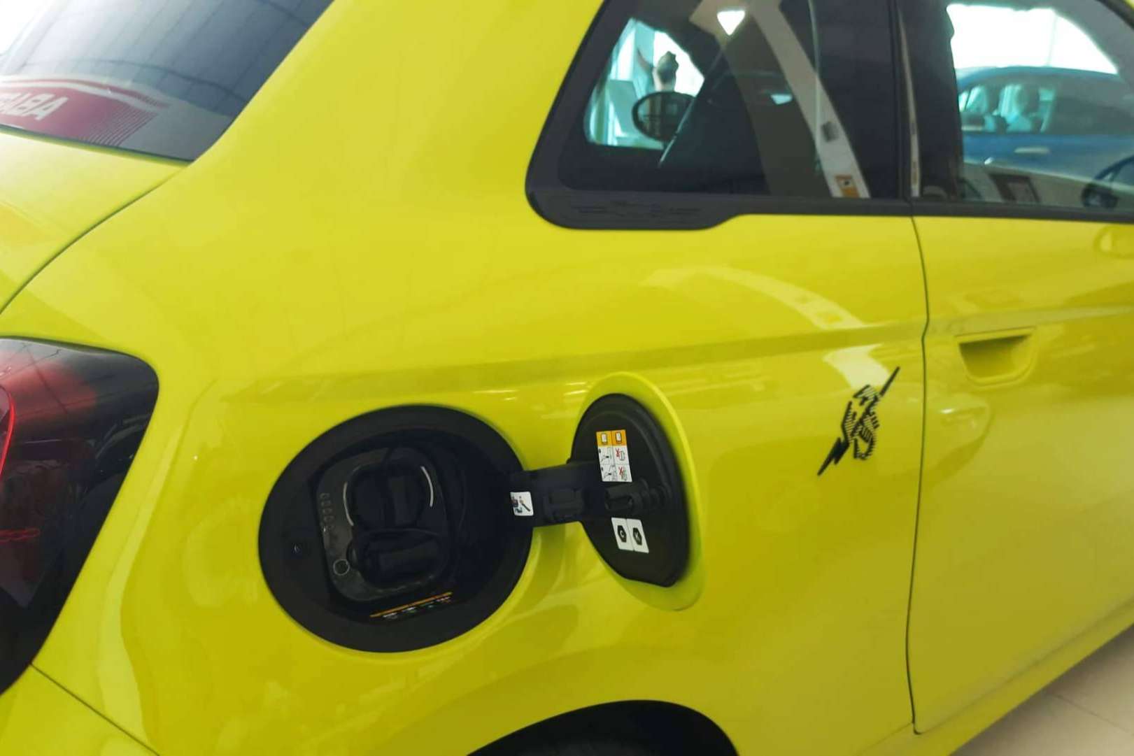 Para impulsar la electrificación, Abarth lanza el Abarth 500e y Ascauto lo ofrece en Madrid