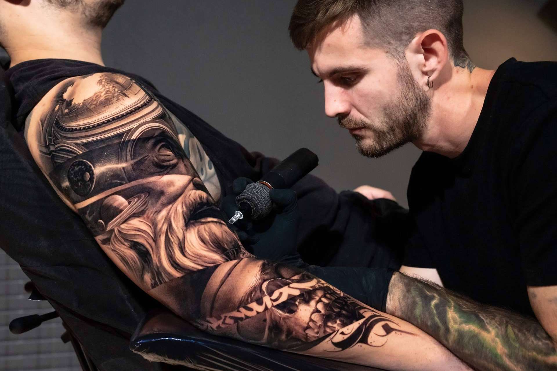 El curso de tatuajes en el brazo para hombre que no deja de ganar adeptos, por Habbility