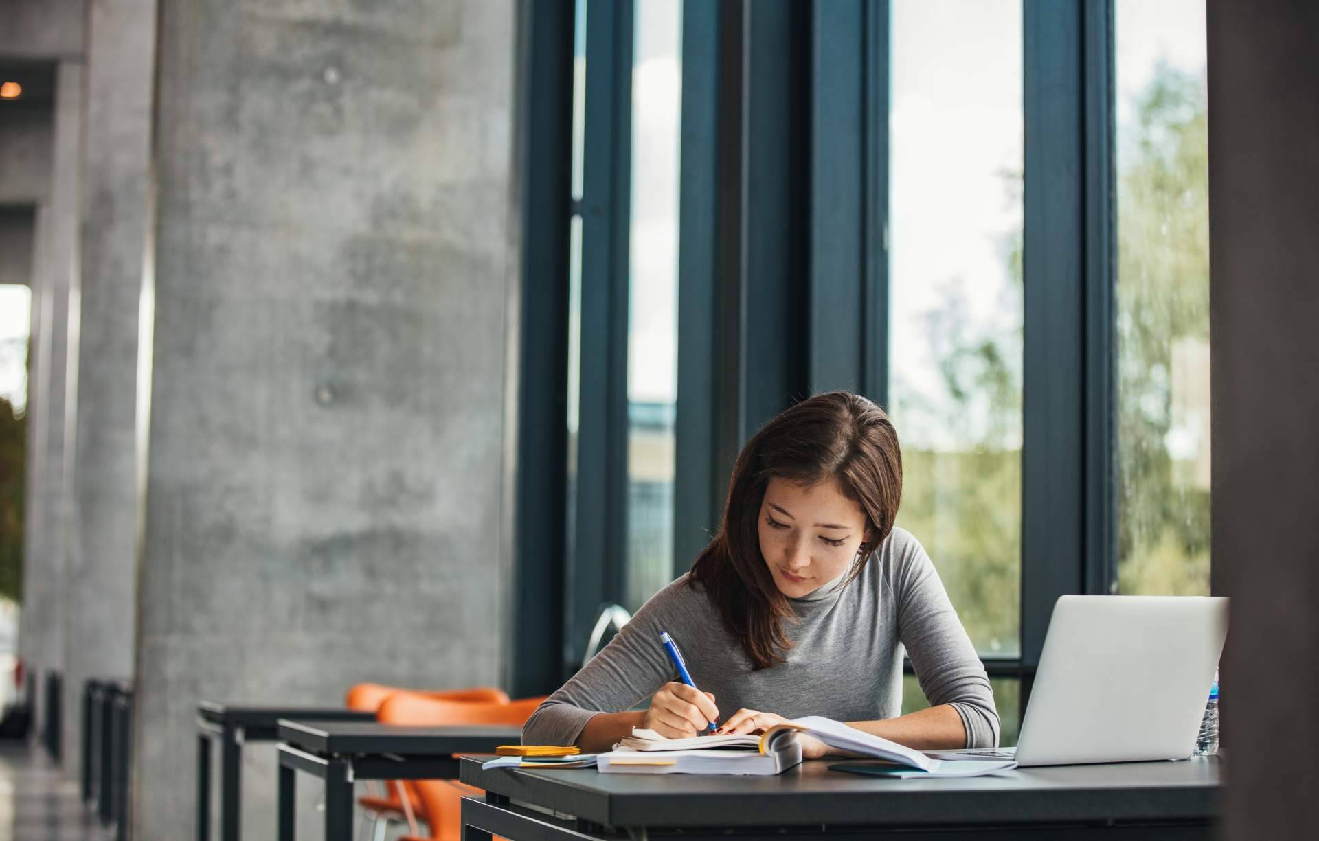 Prevención del plagio; utilizar un detector de plagio gratis de Ayuda Universitaria