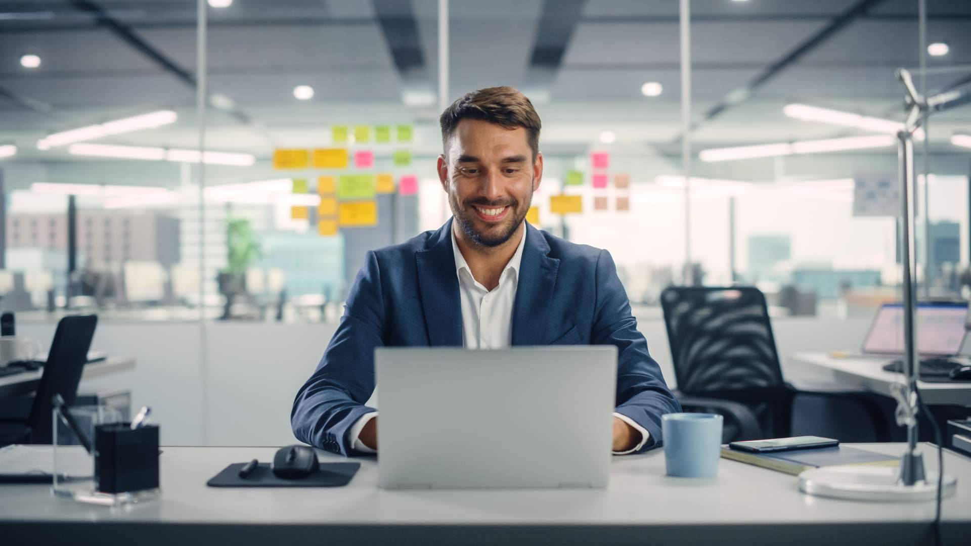Creación de soluciones informáticas de gestión, como sistemas ERP y CRM