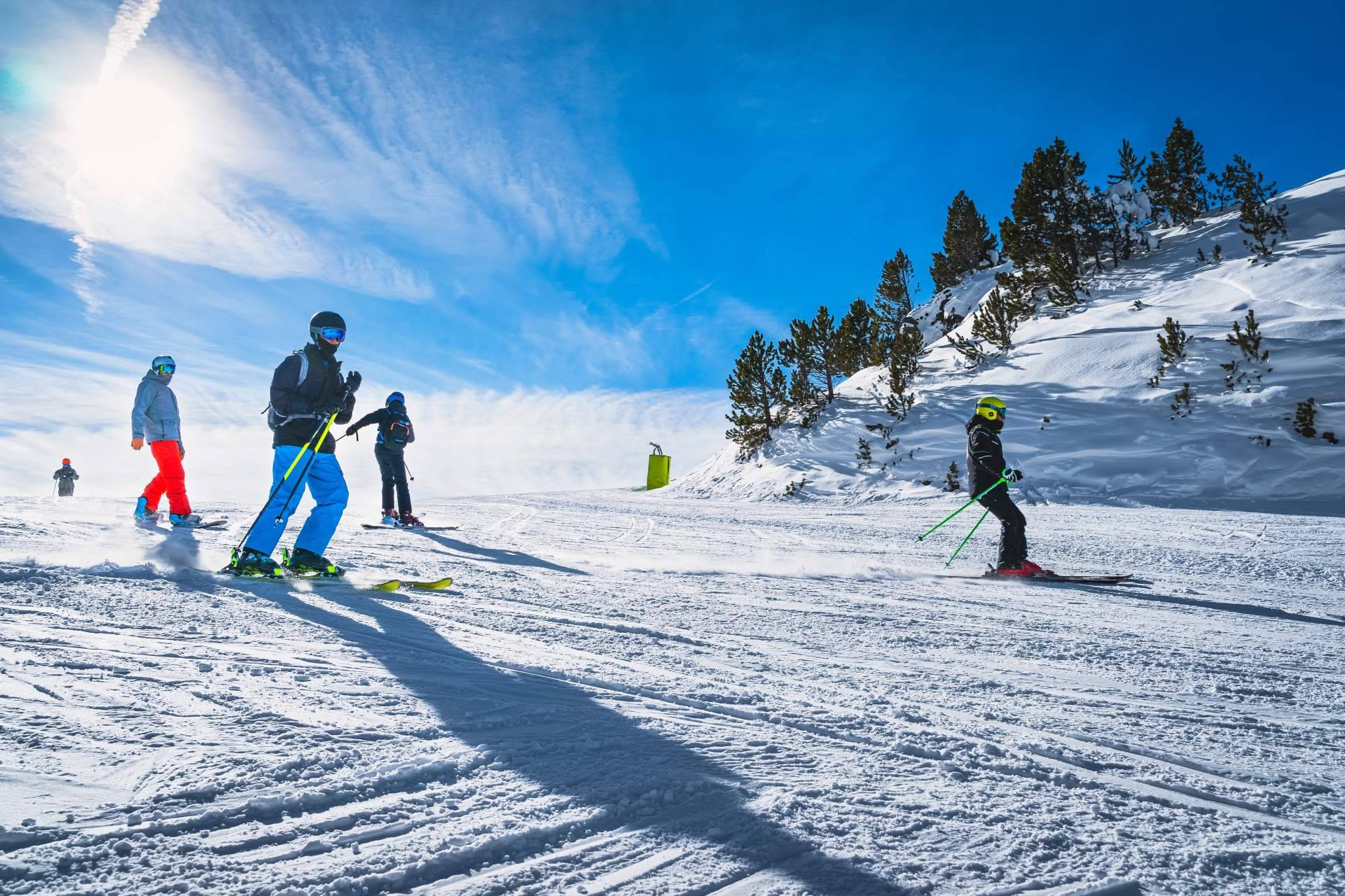 Alquilar ropa de esquí para una escapada invernal con Sierra Nevada Adventure & Ski