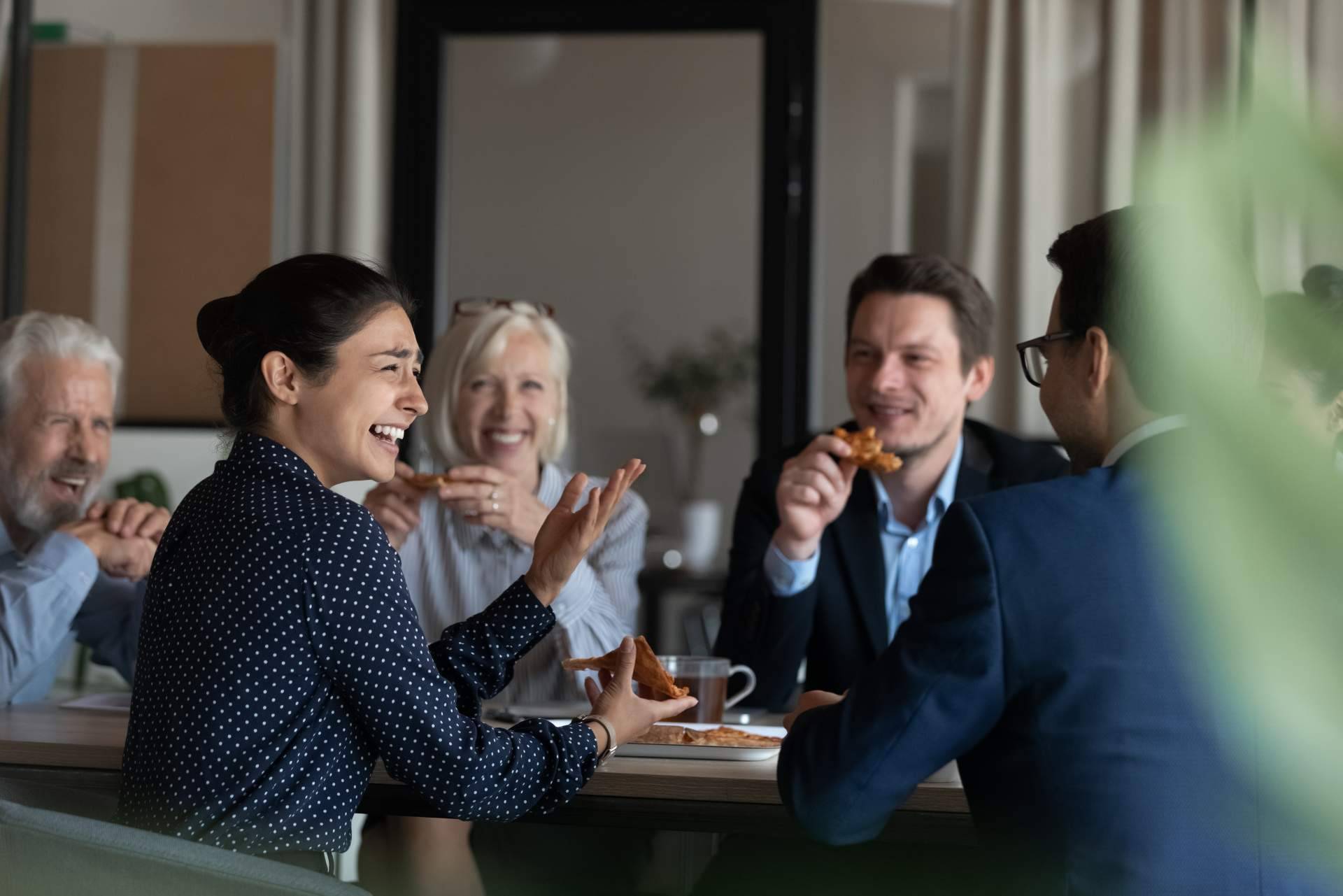 Contratar un catering para empresas para conquistar a los socios de negocios en Madrid