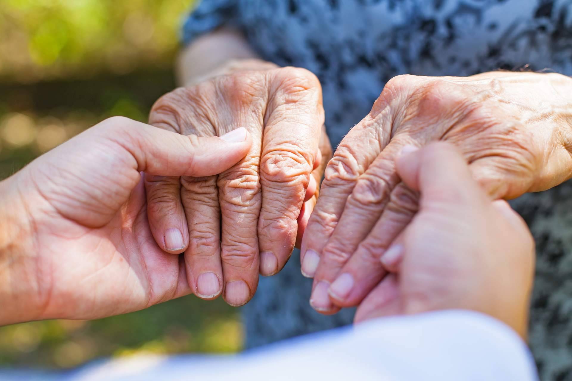 ¿Contratar un servicio de atención domiciliaria para adultos mayores es conveniente?