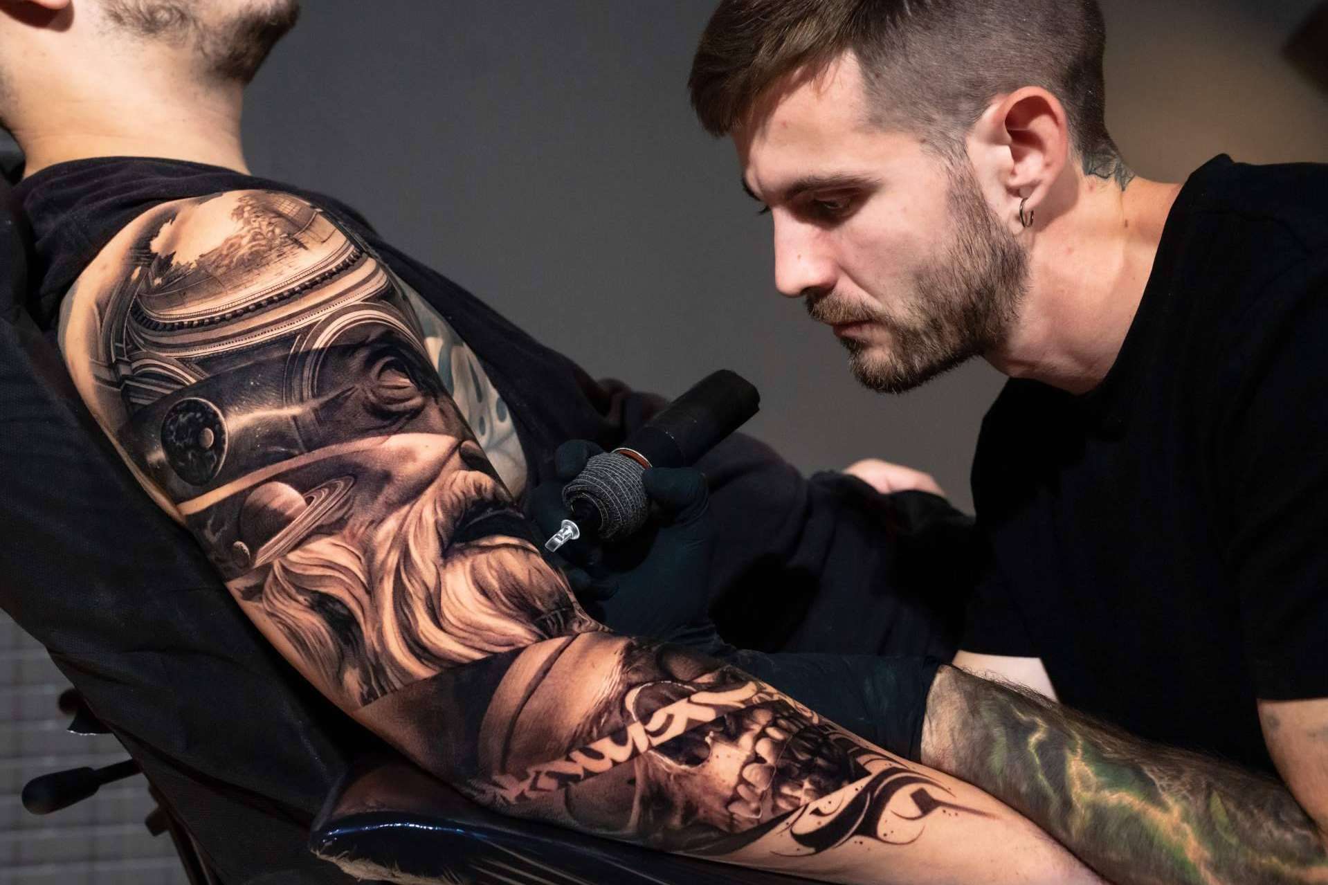 Realismo tatuajes brazo entero hombre sin dañar la piel, por Habbility