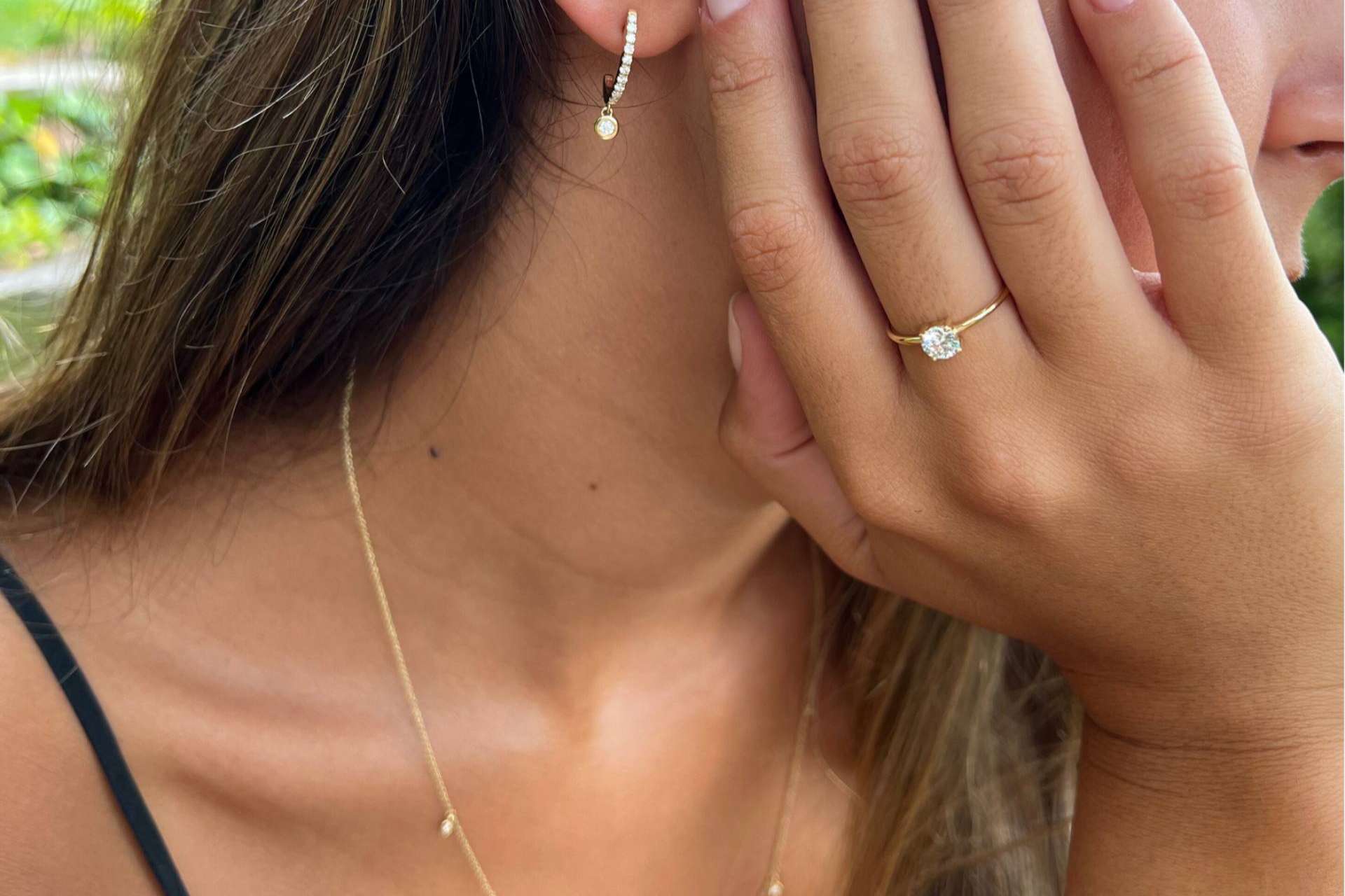 Joyas básicas, esenciales para lucir una piel bronceada después del verano