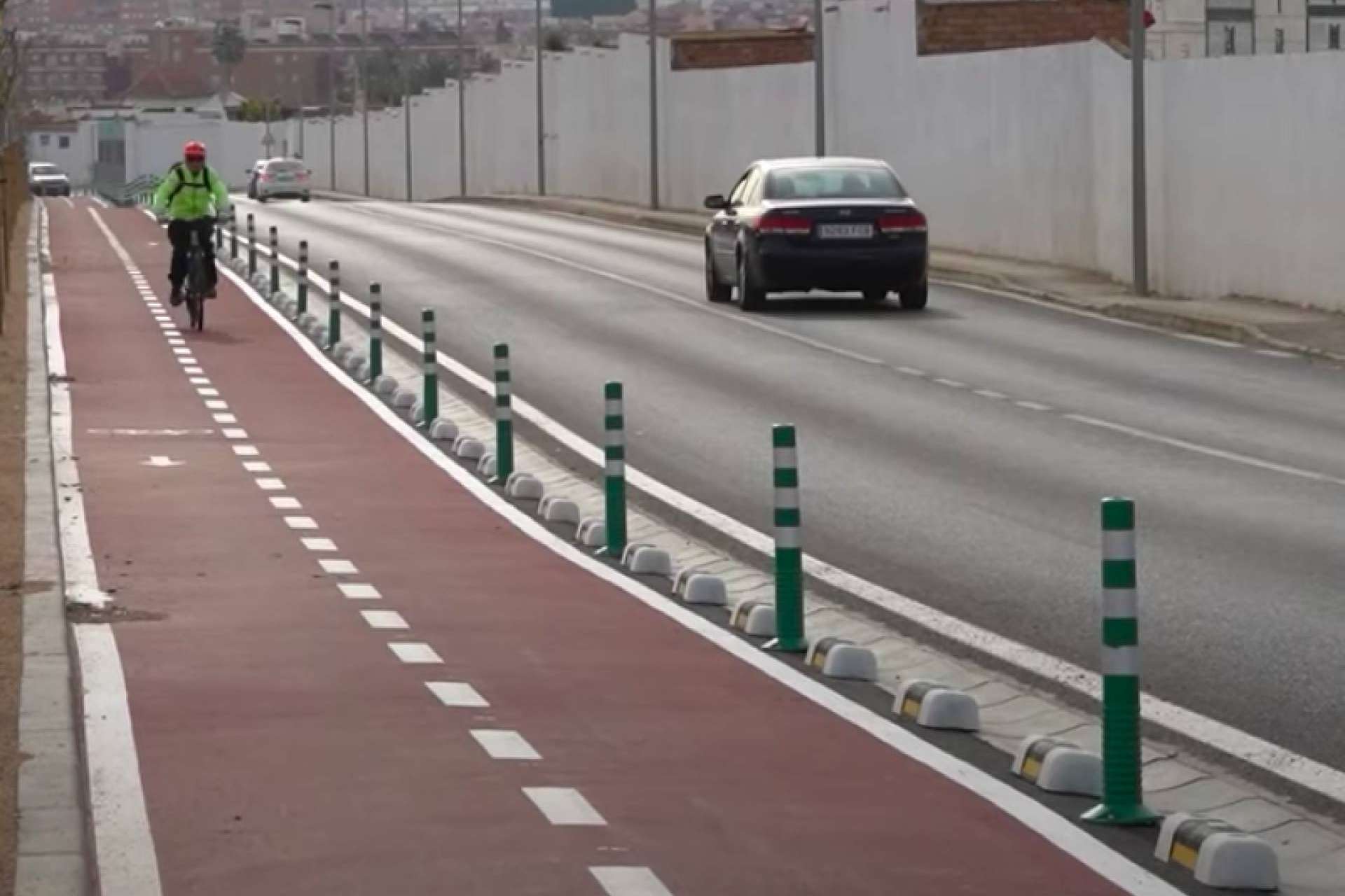 Abadecom se encargó del suministro de separador de carril bici fotoluminiscente para la ciudad de Cartagena