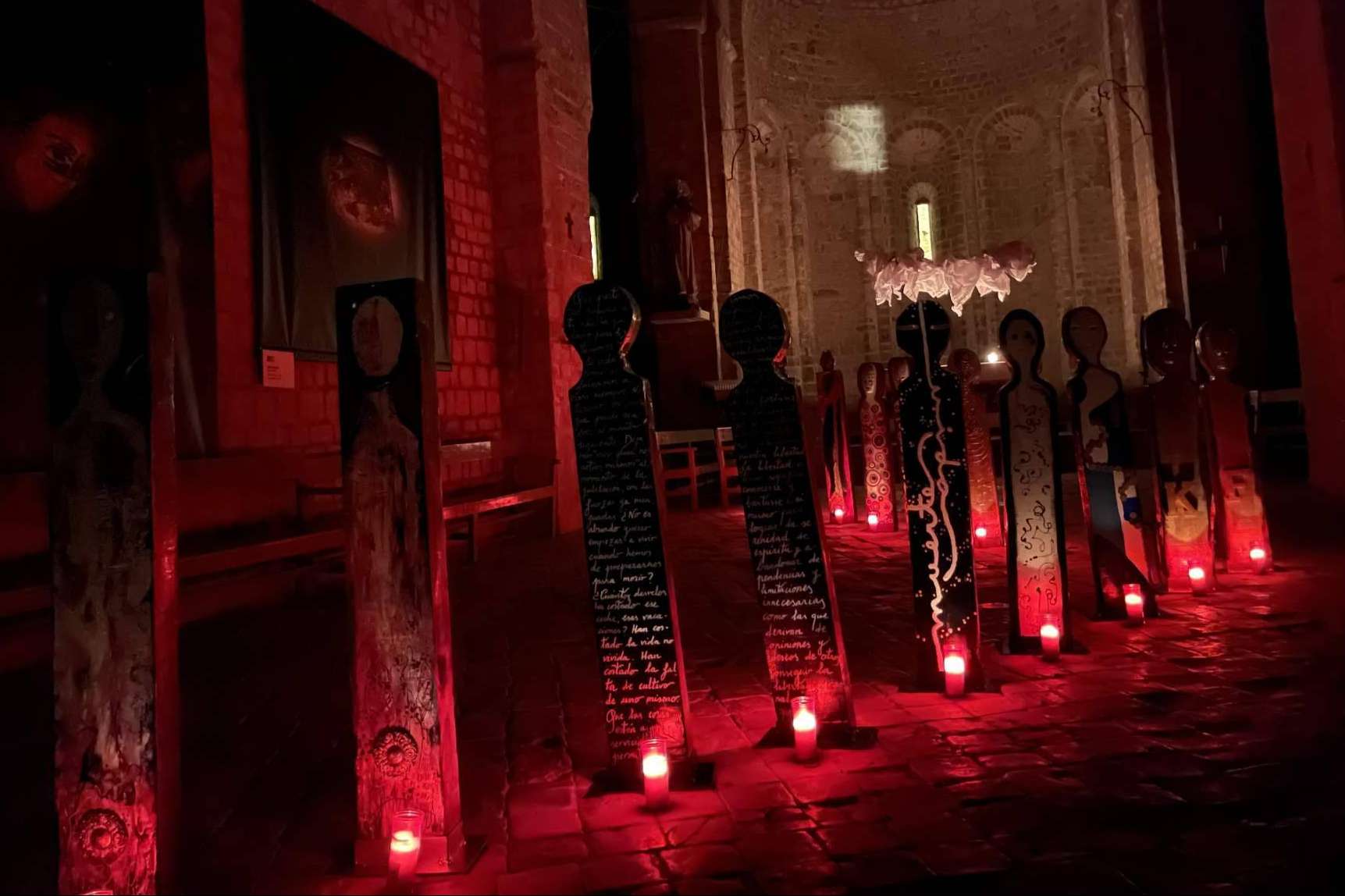 Todo lo que esconde la exposición de Tótems en la iglesia románica de Sant Jaume de Frontanyà
