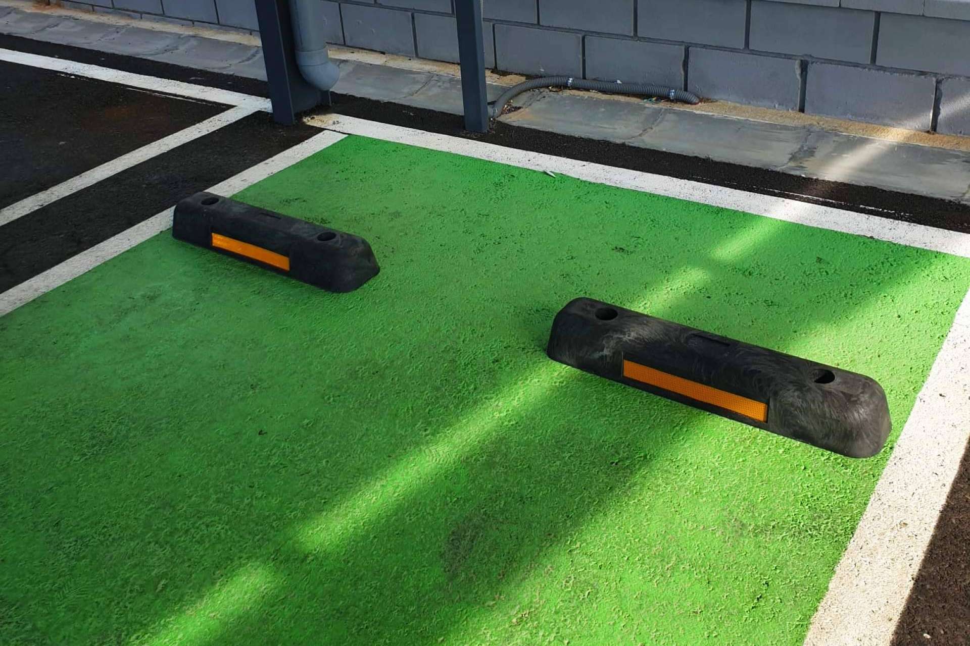 El tope de parking de plástico reciclado de Abadecom contribuye a la economía circular