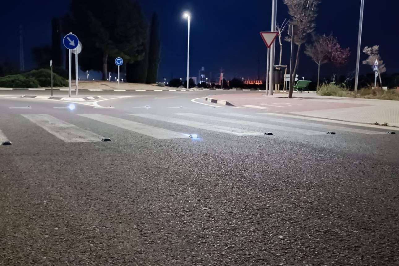 Aumentar la visibilidad nocturna en la carretera con los captafaros solares LED de Abadecom