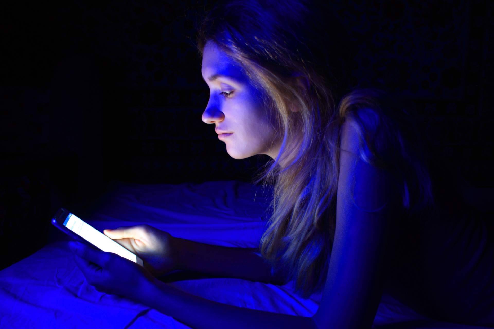 La luz azul emitida por las pantallas digitales y el fotoenvejecimiento cutáneo