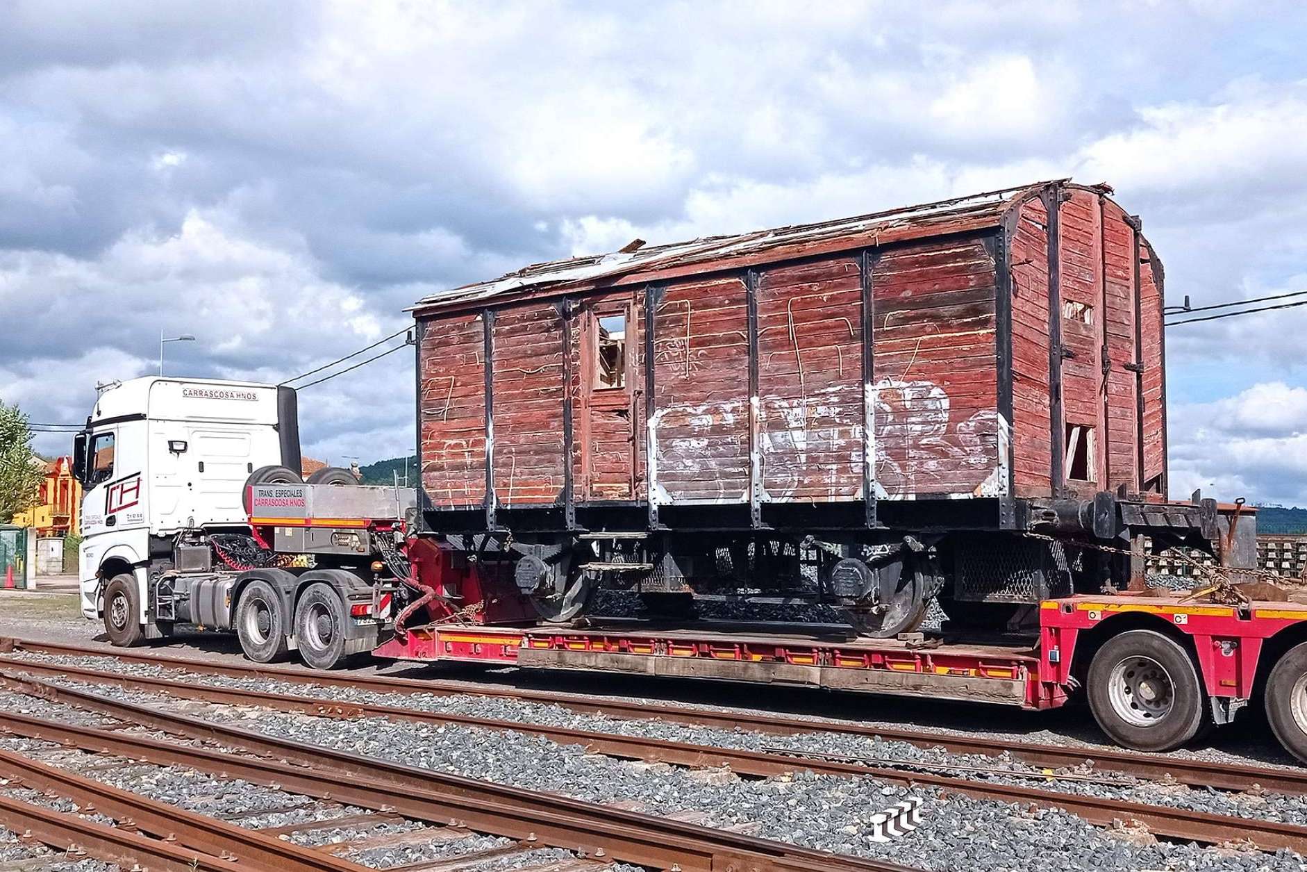 Traslado a talleres del histórico furgón del Estado WSF-2, por parte de la Fundación del Patrimonio Ferroviario