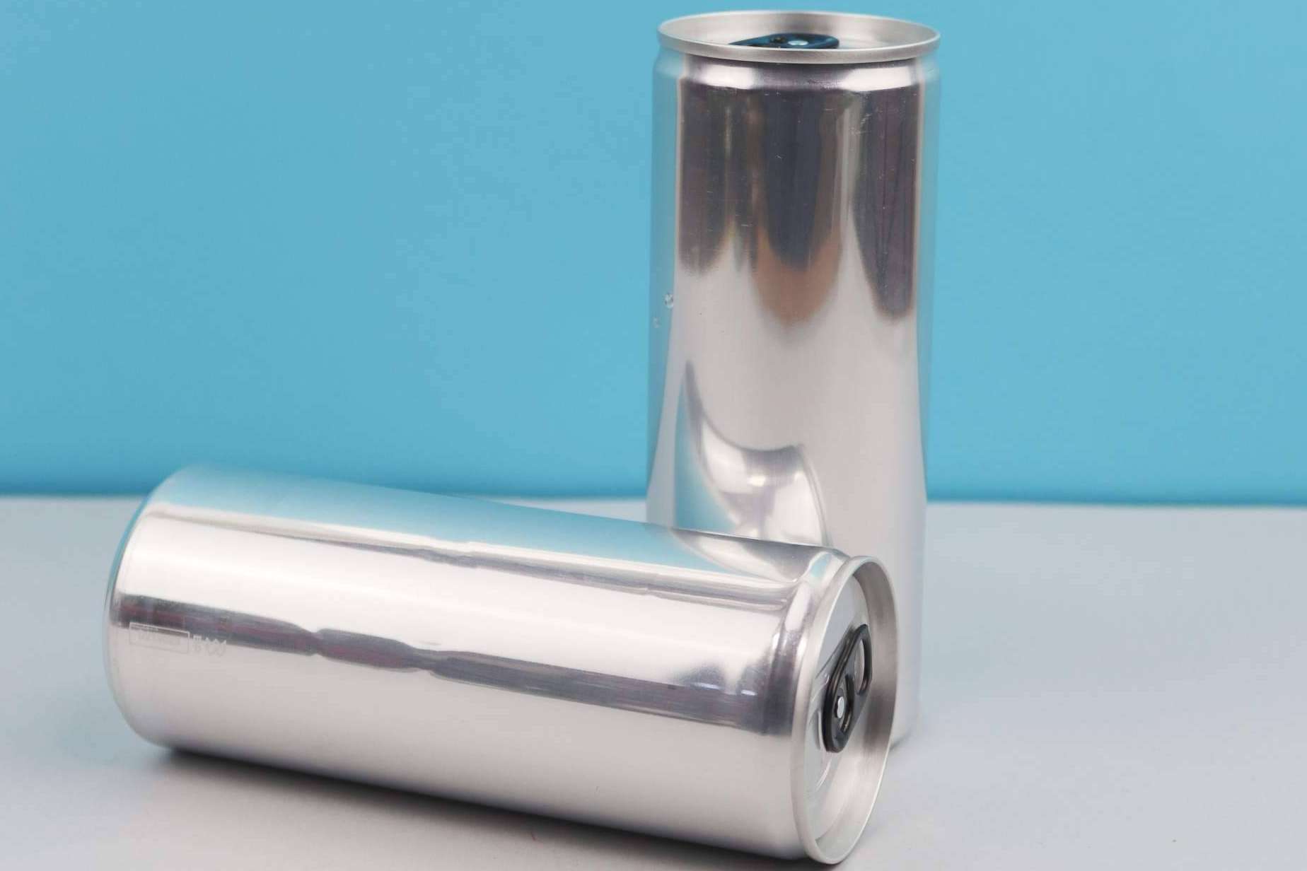 ¿Cómo son las latas de agua personalizadas con The Brand Company?