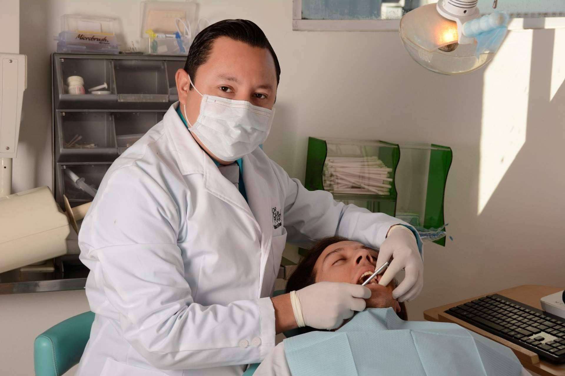Implantes dentales, la manera más eficiente de soportar un juego completo de dentaduras postizas