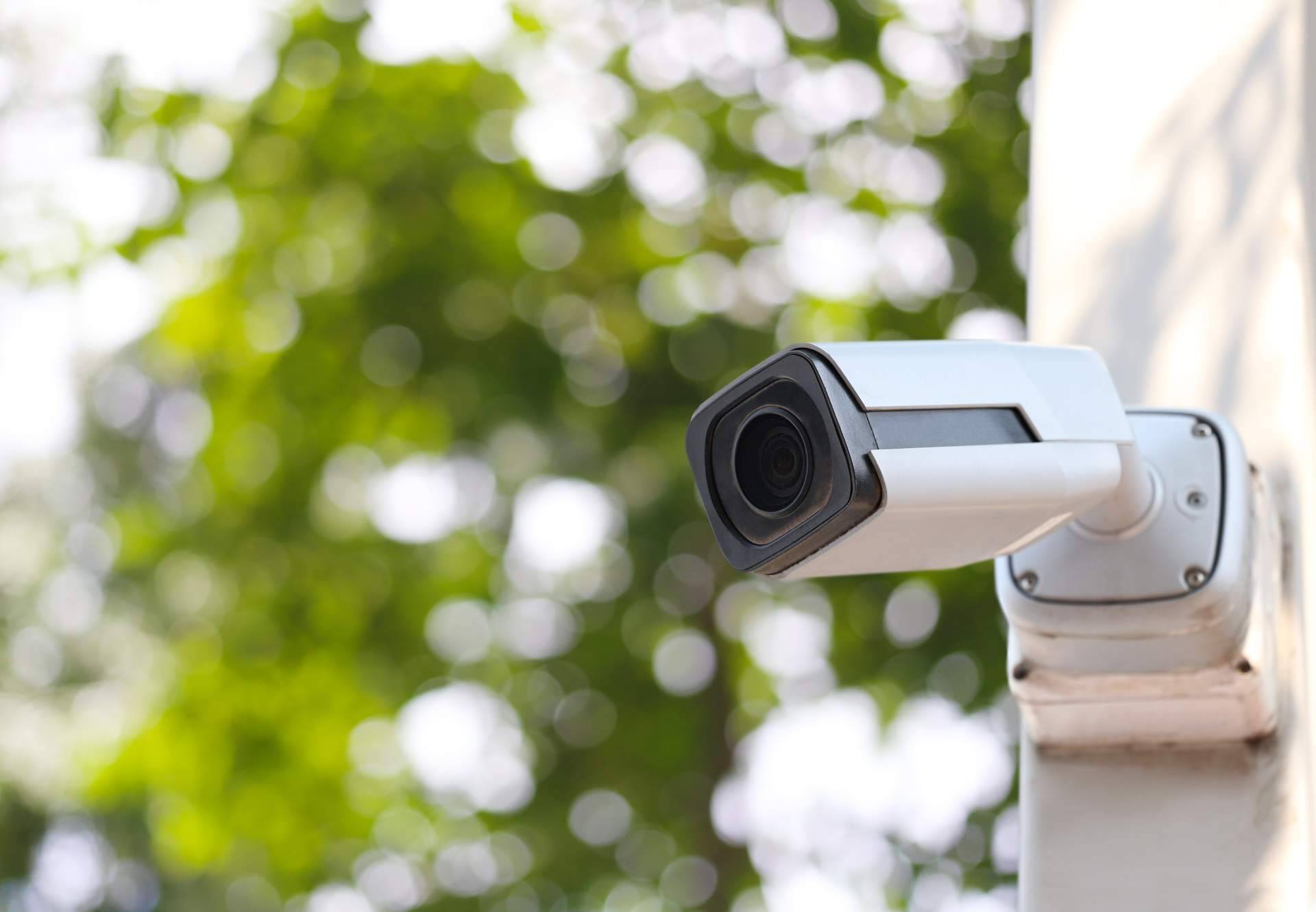 Contratar a una empresa especializada en seguridad para proteger el hogar o el negocio